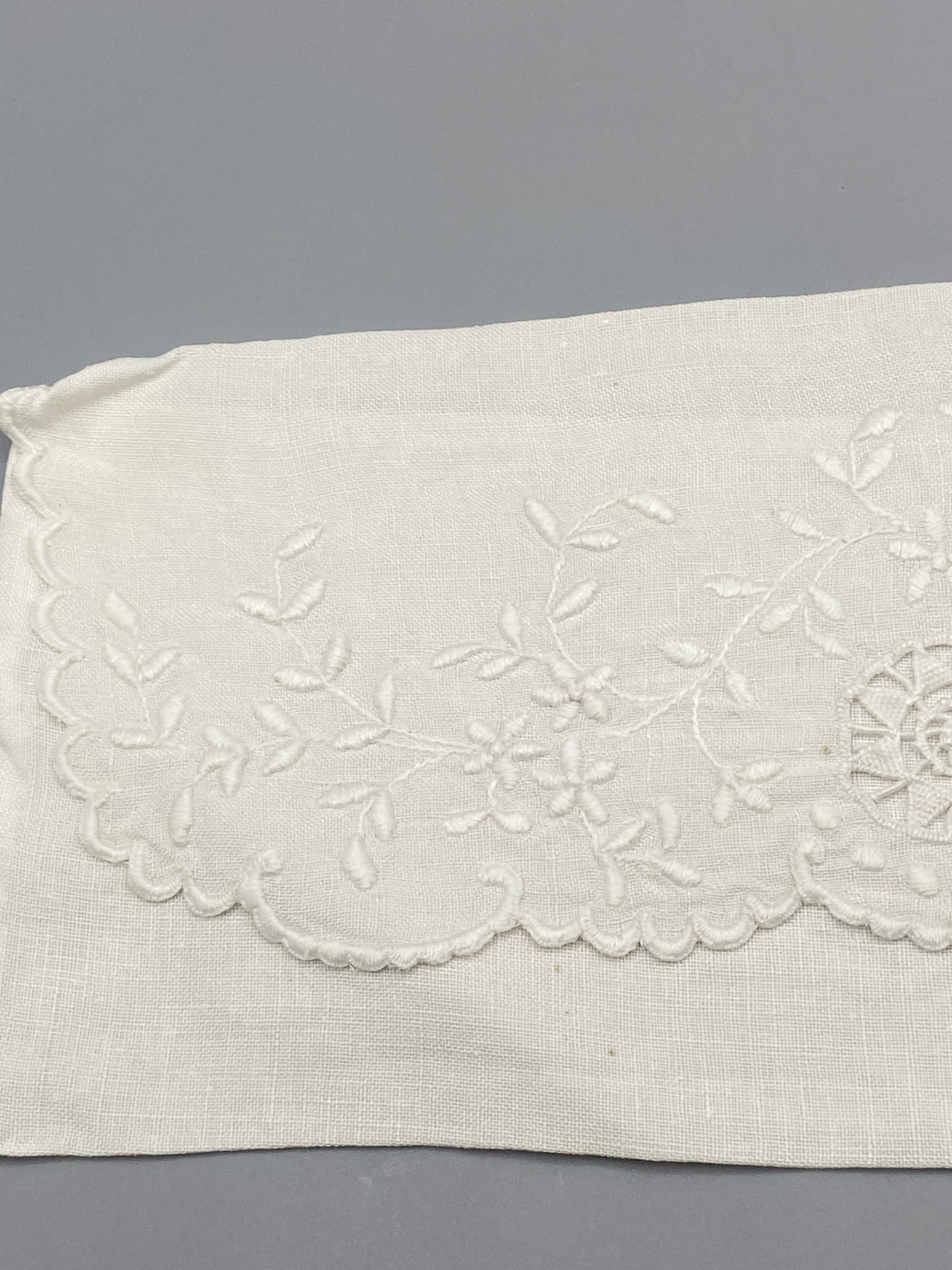 Bordure festonnée et composition florale brodée – détail porte-serviette ancien
