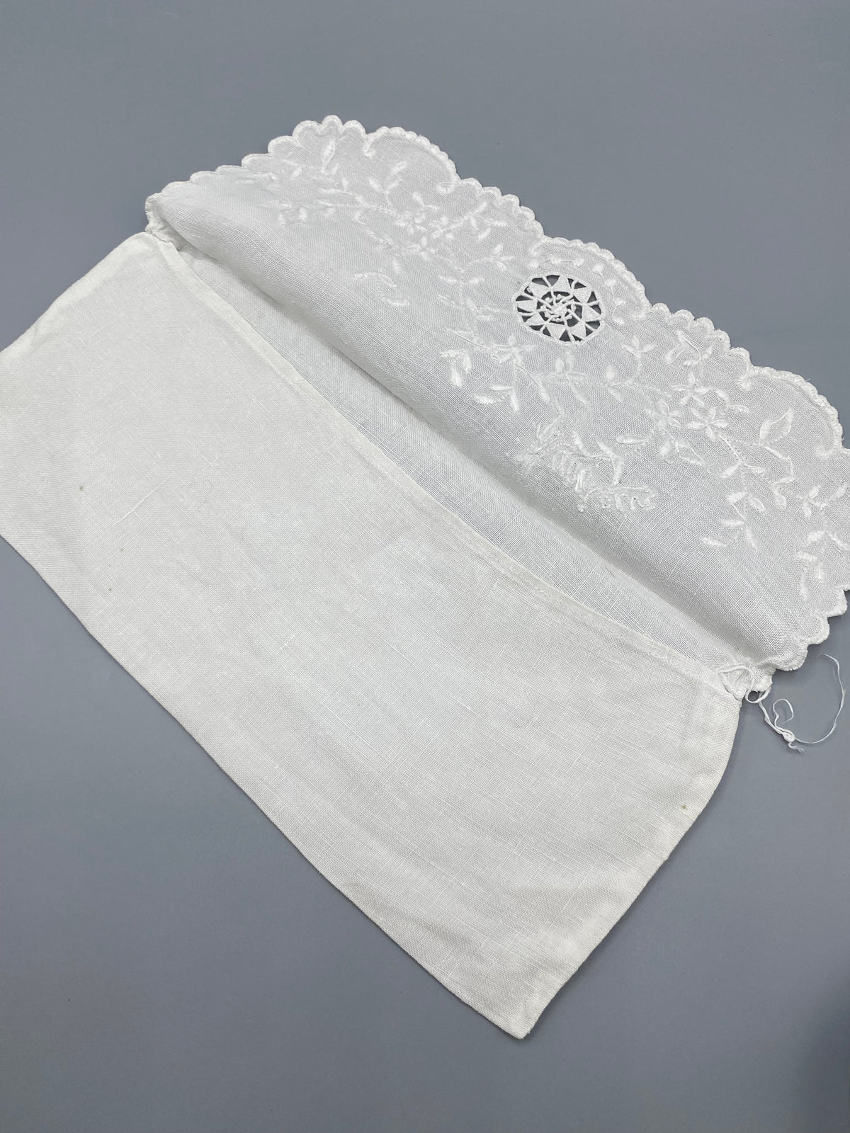Porte-serviette ancien brodé Monsieur – vue pliée avec rabat ouvert
