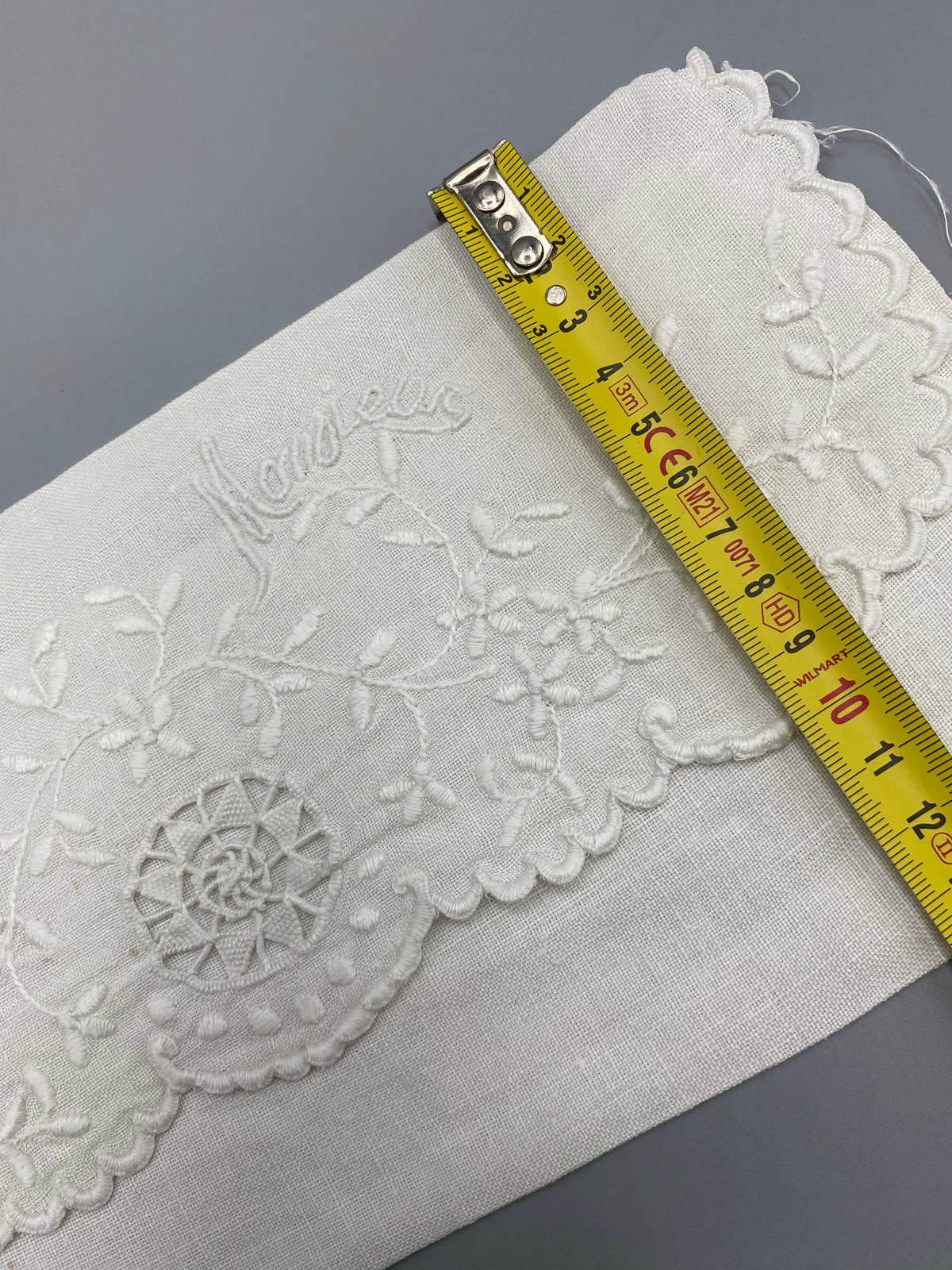 Mesure hauteur porte-serviette brodé Monsieur – environ 12 cm, détail broderie