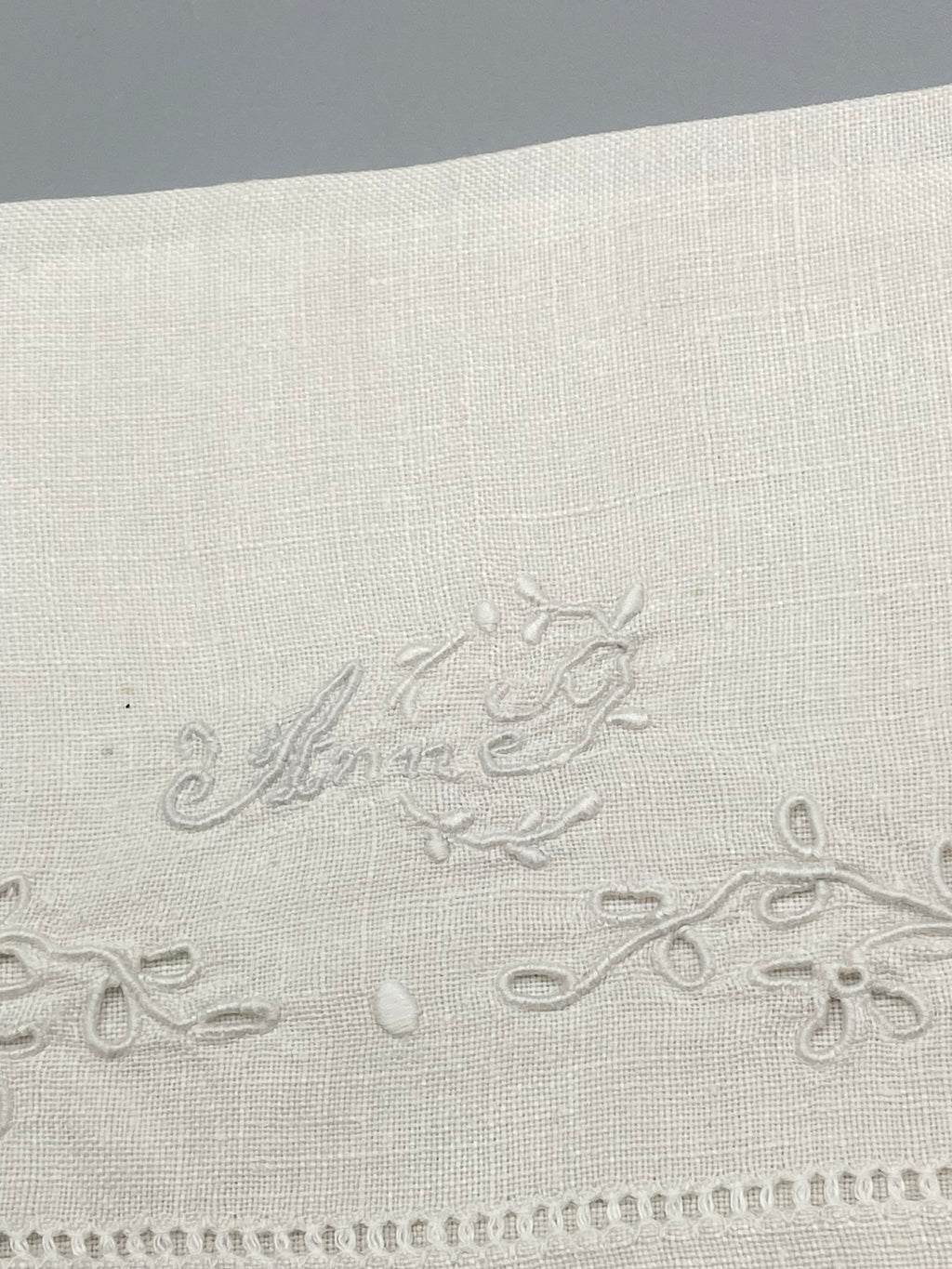 Porte-serviette brodé Anne – angle avec bouquet de fleurs ajourées et bordure à jours