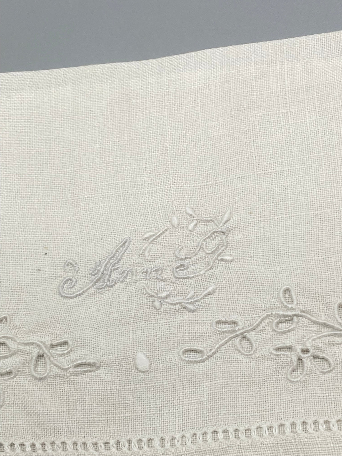 Porte-serviette brodé Anne – angle avec bouquet de fleurs ajourées et bordure à jours