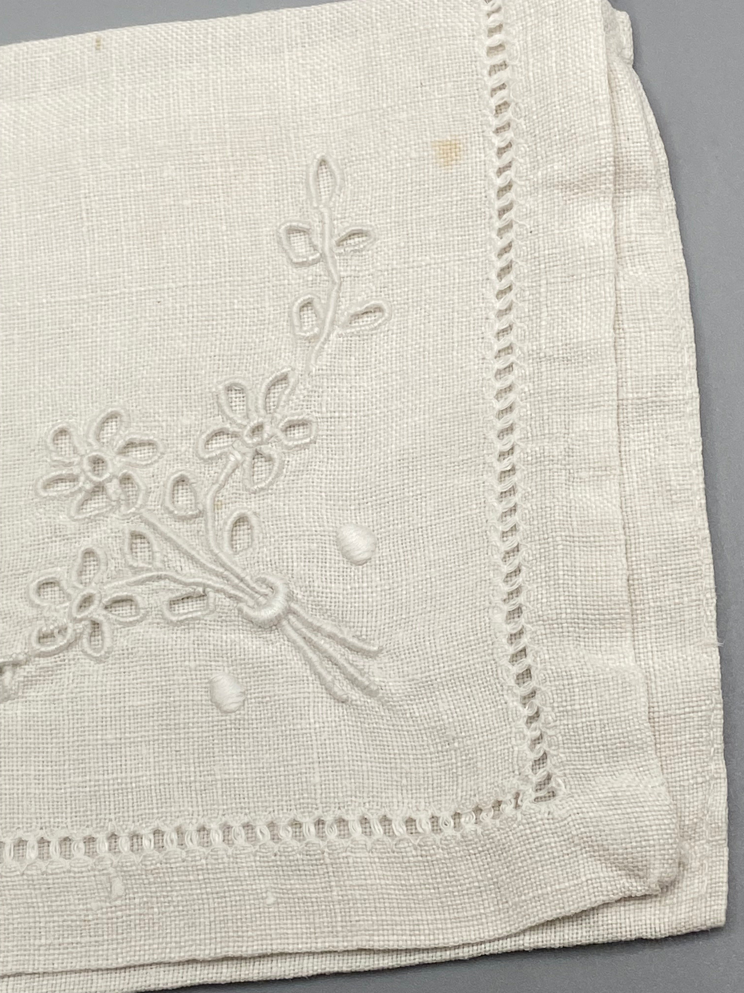 Porte-serviette brodé Anne – vue d'ensemble déplié, broderie florale en angle
