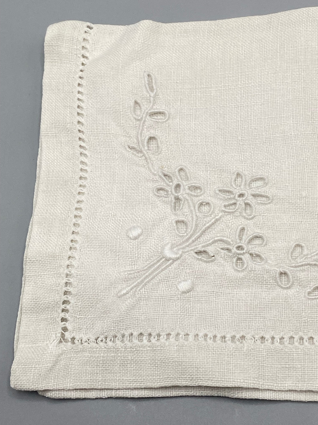 Porte-serviette brodé Anne – vue pliée avec rabat ouvert, broderie ajourée visible