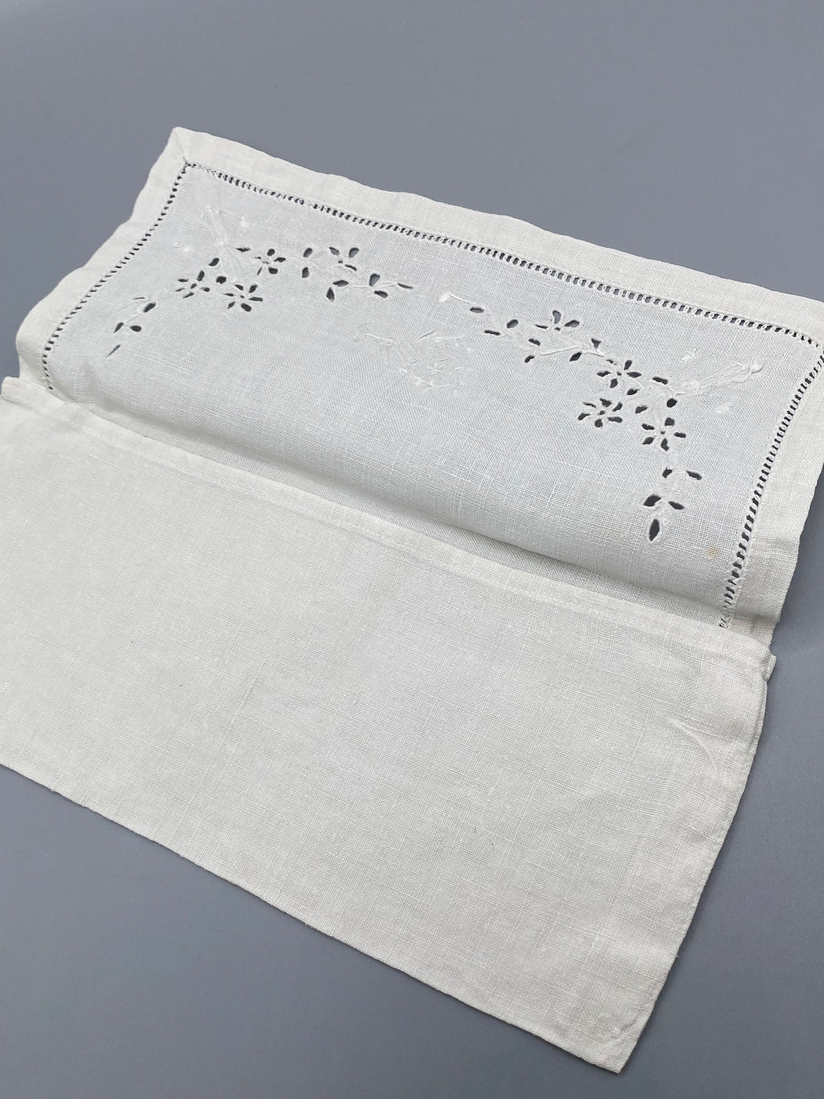Mesure largeur porte-serviette brodé Anne – environ 30 cm