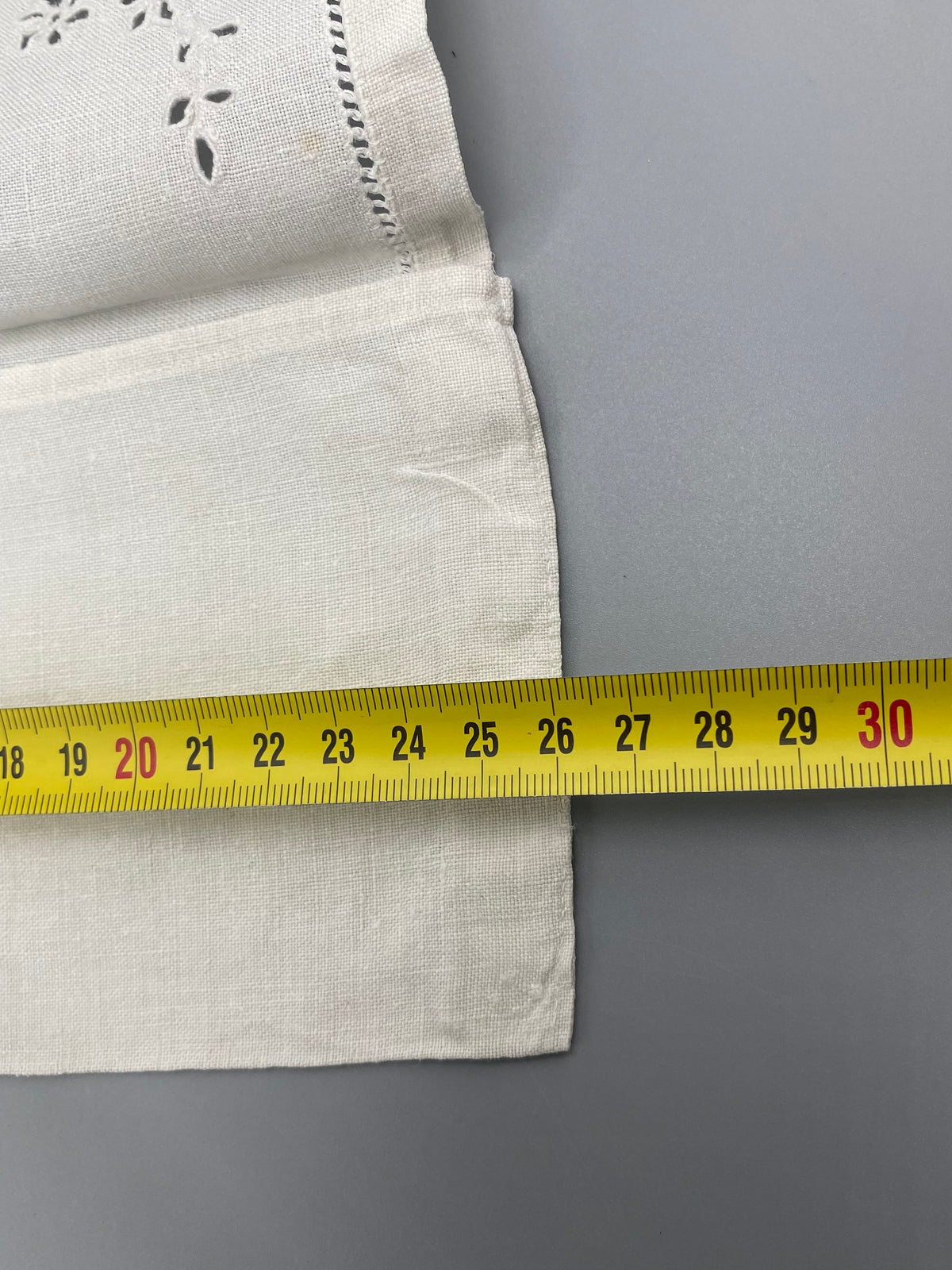 Mesure hauteur porte-serviette brodé Anne – environ 12-13 cm, vue des deux pièces