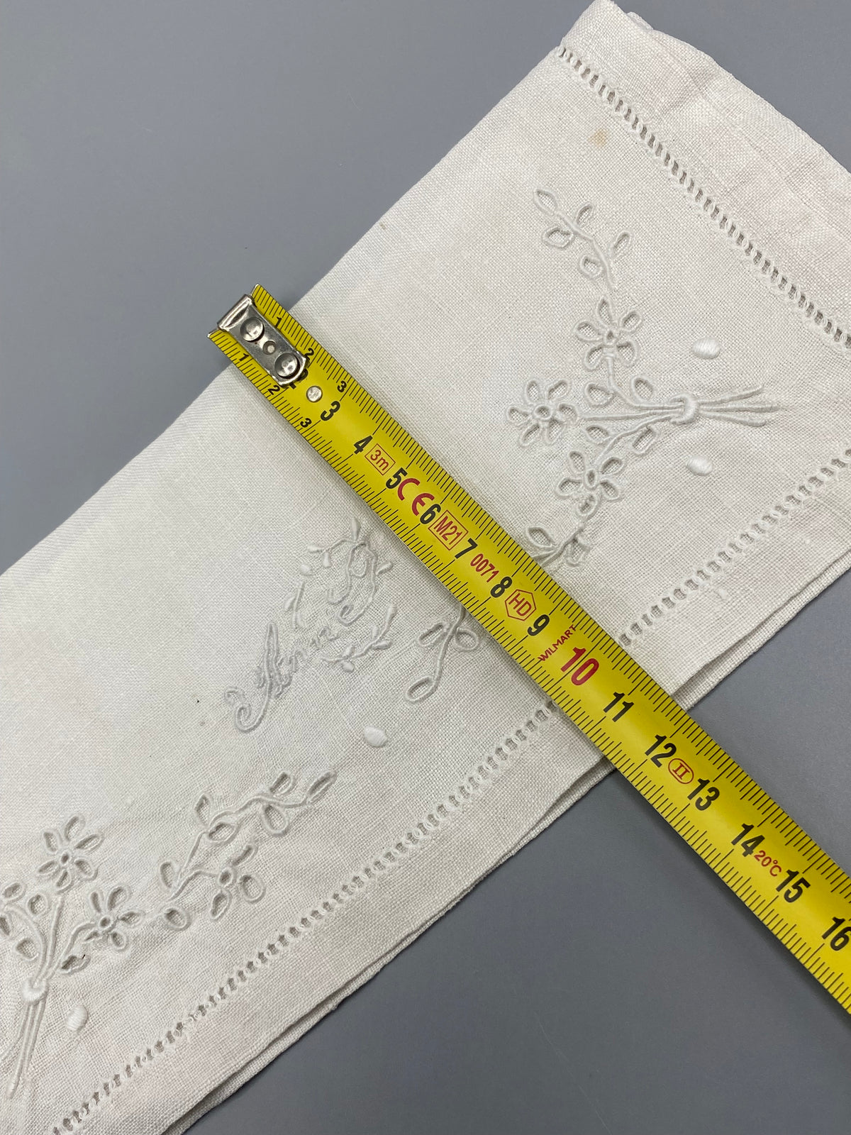 Vue d'ensemble des deux porte-serviettes anciens brodés – Anne et modèle floral