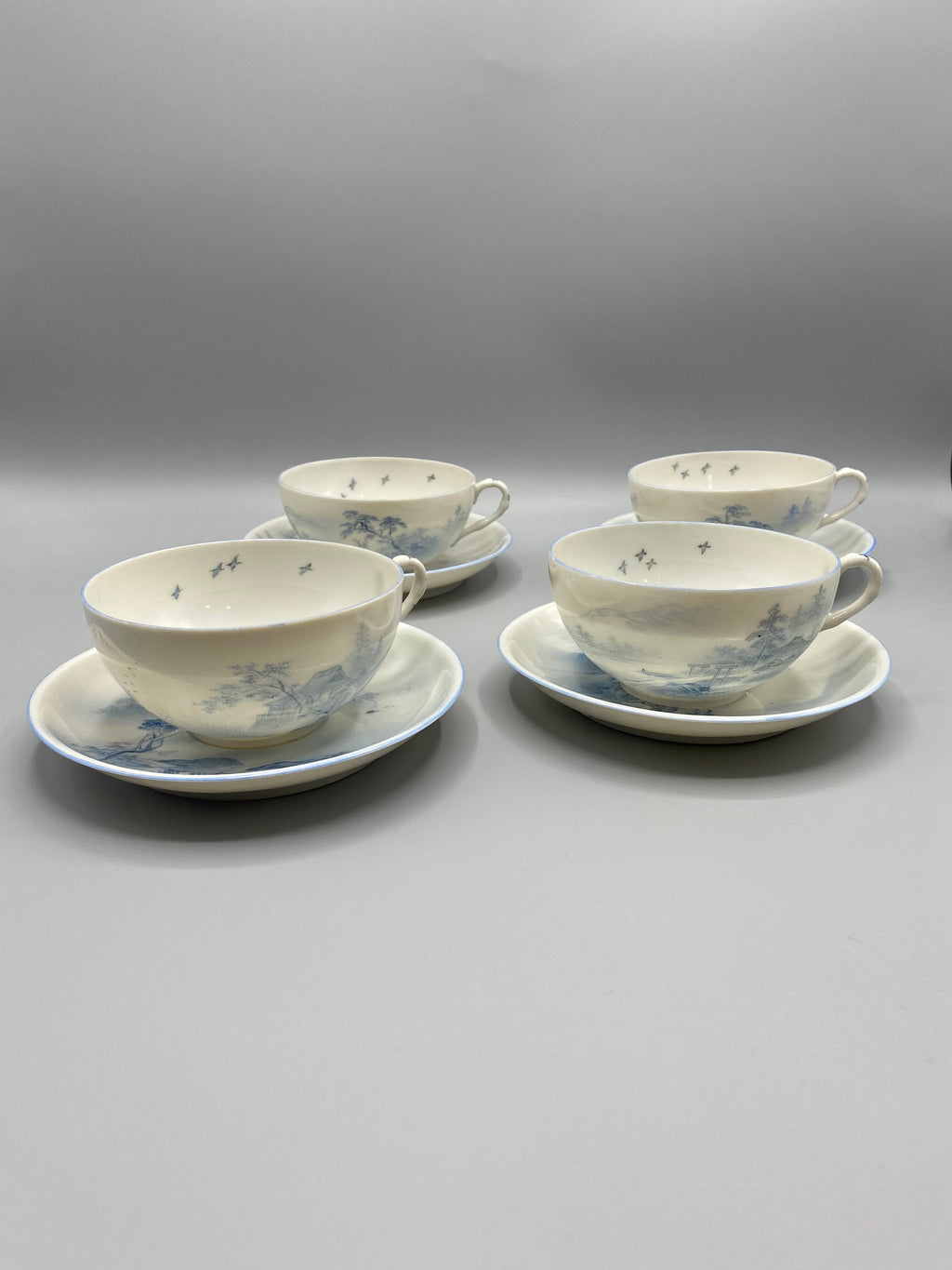 4 tasses et soucoupes porcelaine japonaise Meiji – vue d'ensemble, paysage bleu et blanc