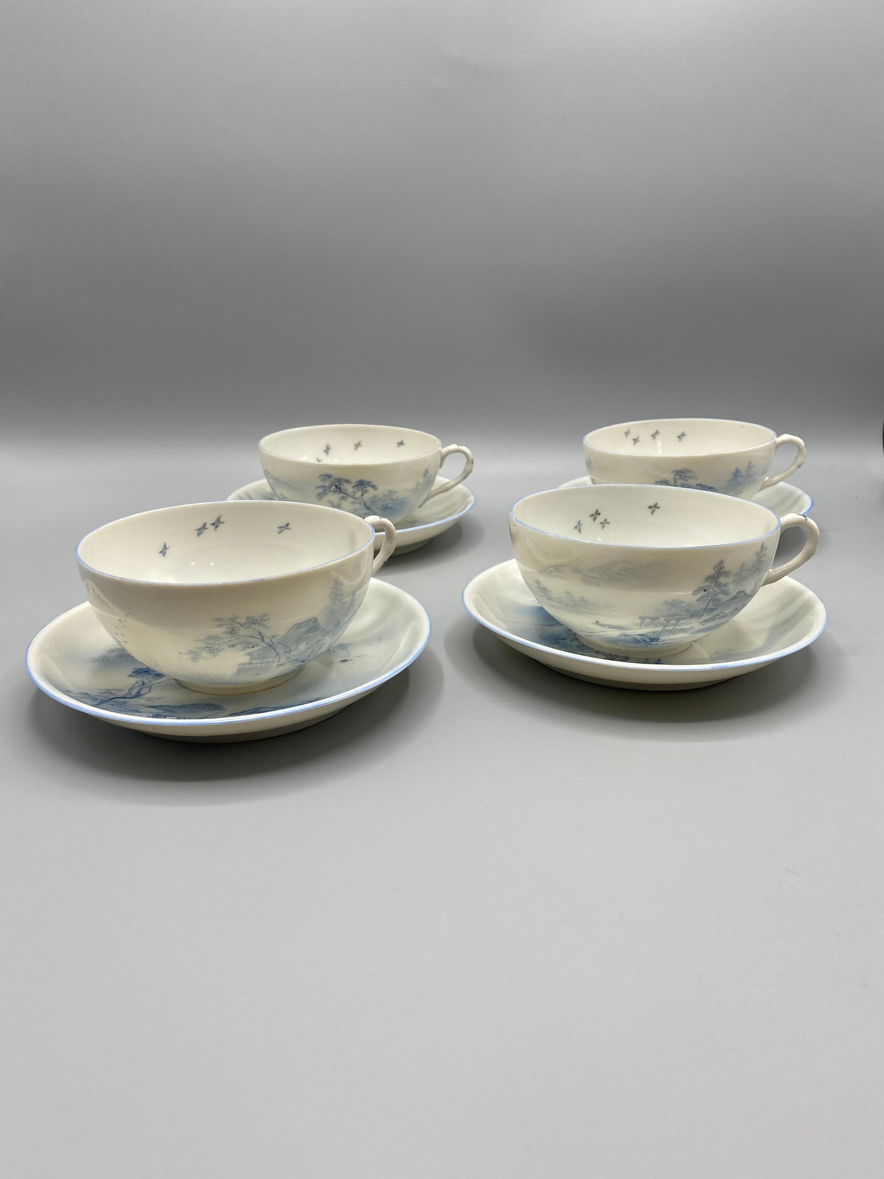 4 tasses et soucoupes porcelaine japonaise Meiji – vue d'ensemble, paysage bleu et blanc