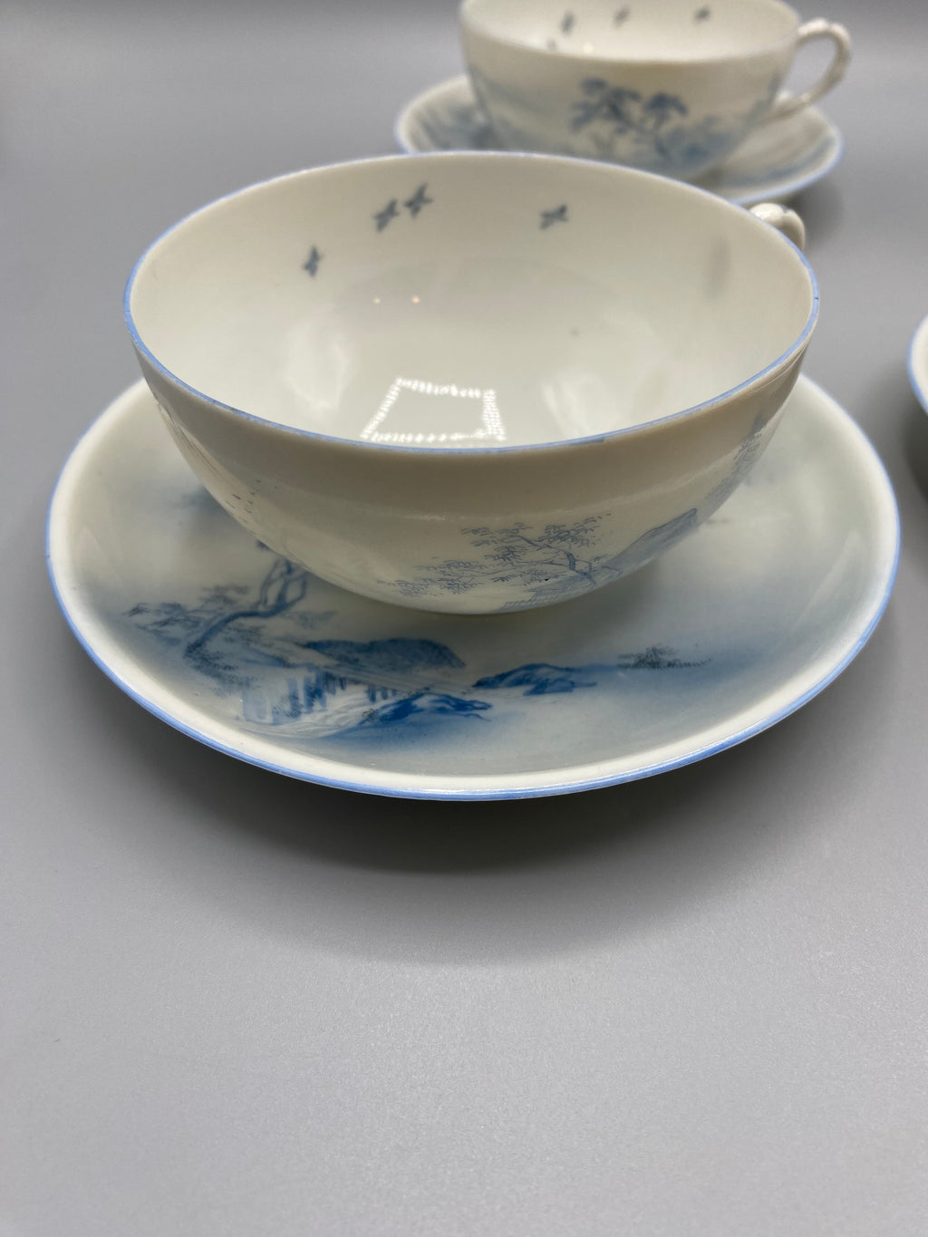 Soucoupe porcelaine japonaise Meiji – paysage sansui pin et rochers, bleu profond