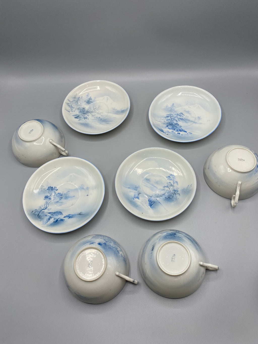 Soucoupe porcelaine japonaise Meiji – paysage pin et rochers, bleu pâle