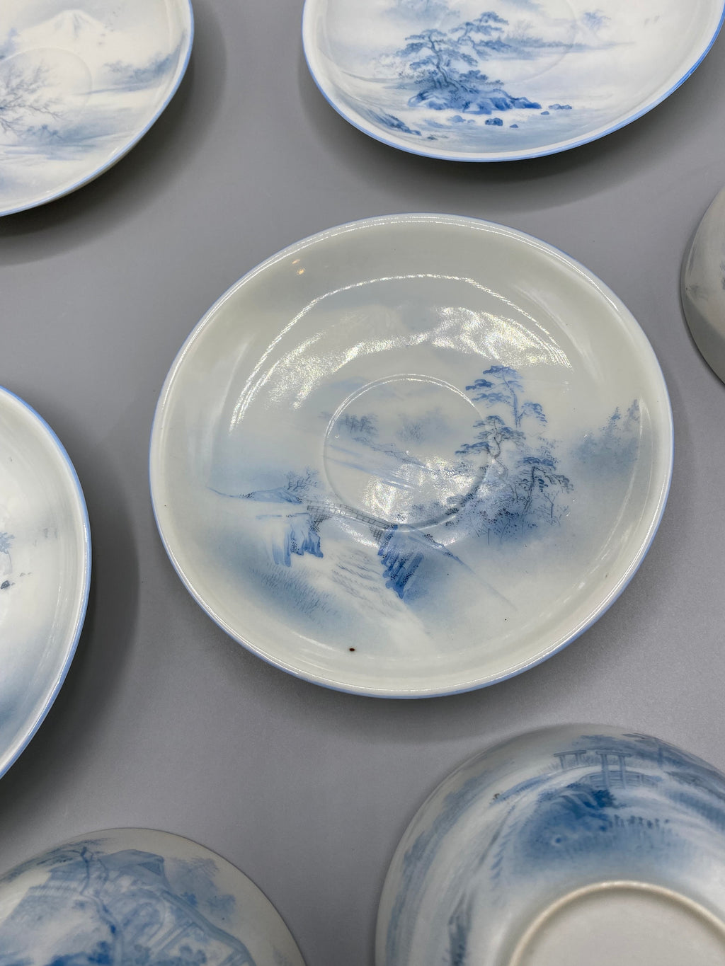 Soucoupe porcelaine japonaise Meiji – paysage branches et mont Fuji, bleu vaporeux