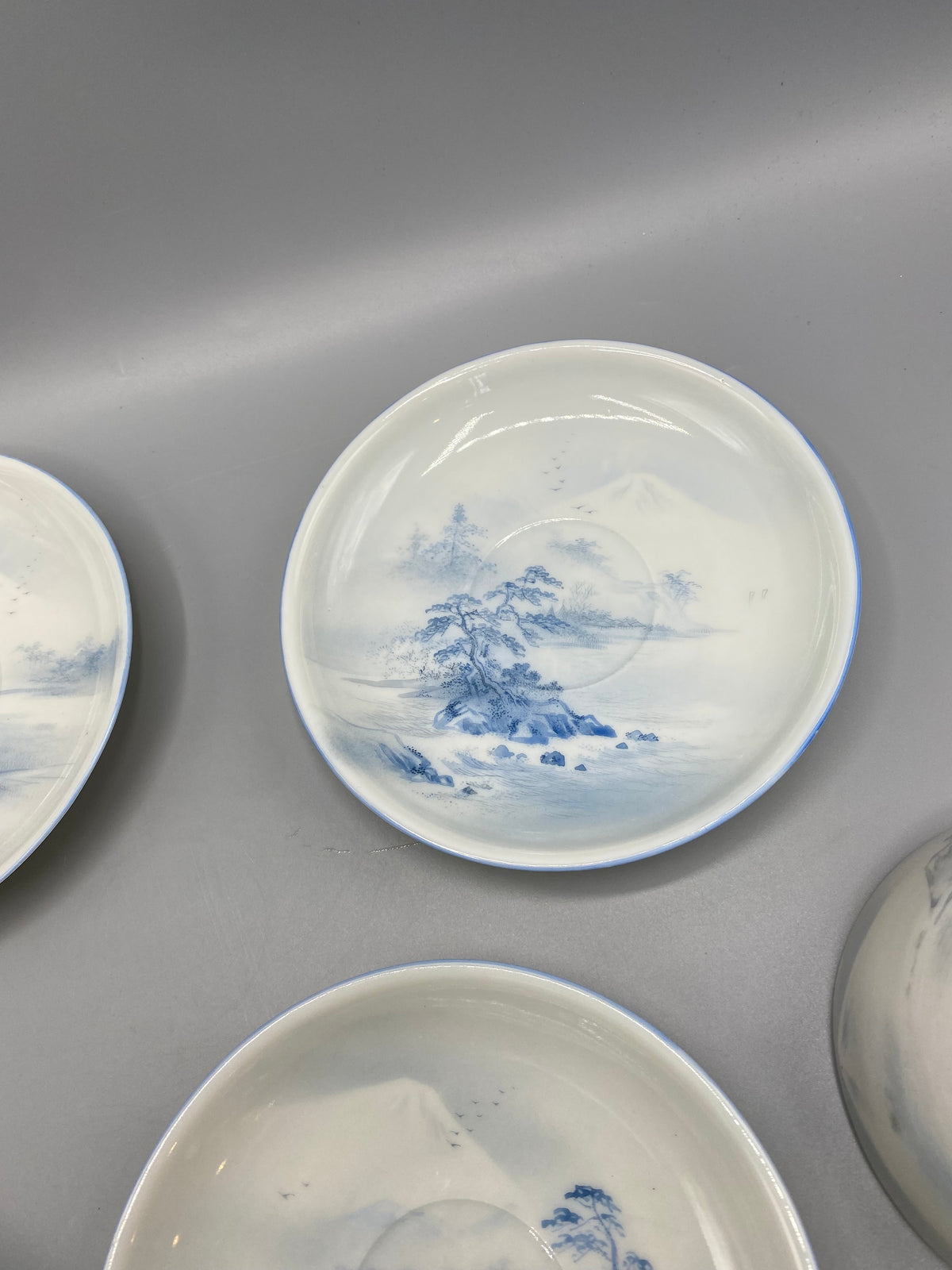 Soucoupe porcelaine japonaise Meiji – paysage arbre et rochers, bleu et blanc