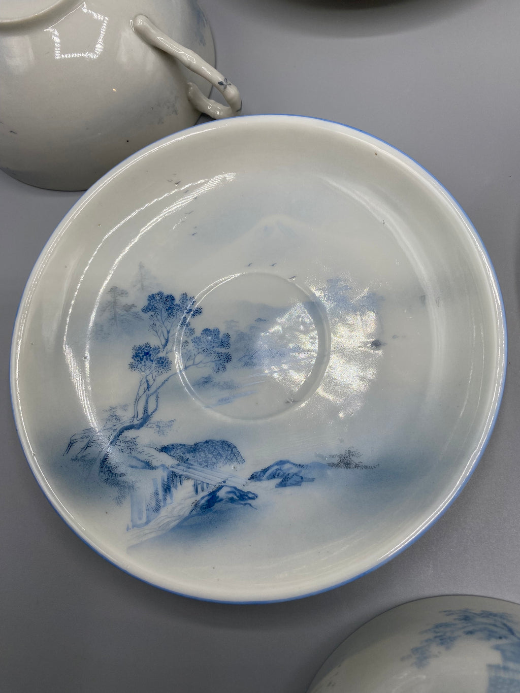 Tasse porcelaine japonaise Meiji – vue de profil, anse blanche, décor bleu et blanc