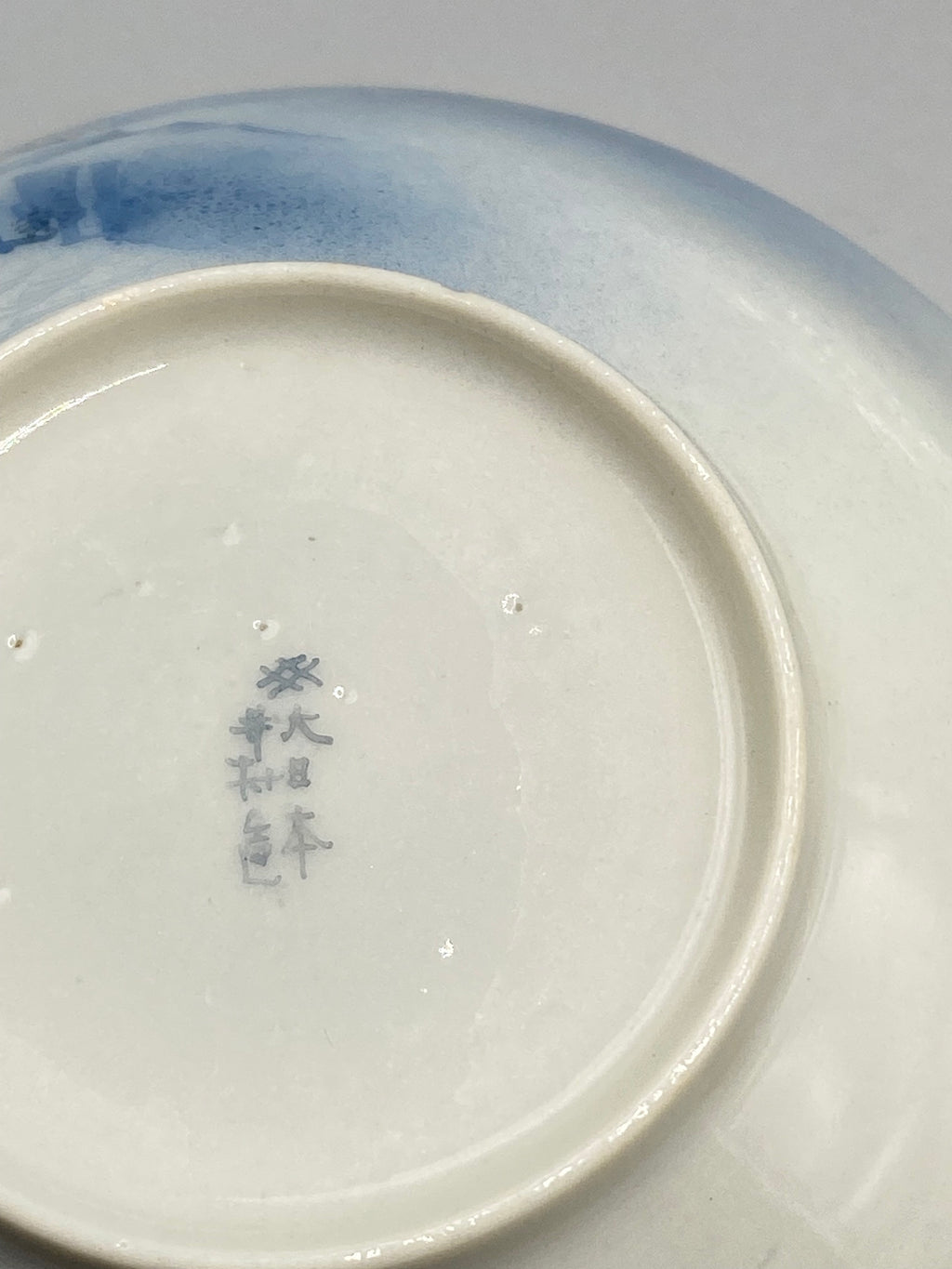 Détail tasse porcelaine japonaise Meiji – paysage sansui intérieur, bleu vaporeux