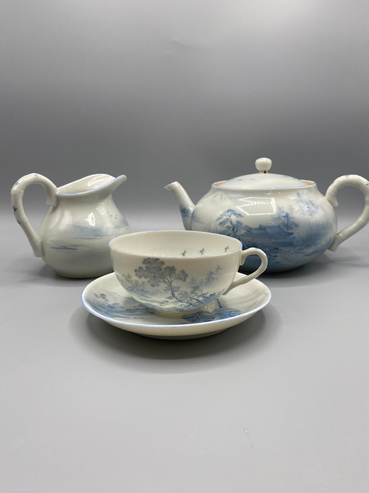 Théière japonaise Meiji – paysage bleu et blanc, couvercle avec oiseaux, vue de face
