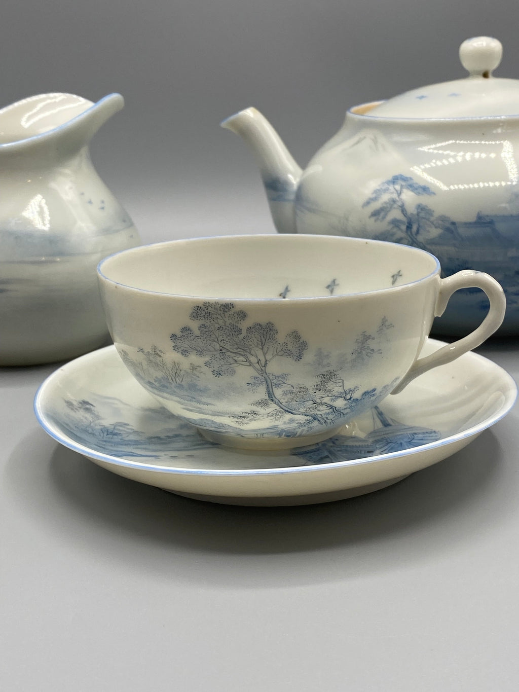 Ensemble à thé japonais Meiji – théière, pot à lait, tasse et soucoupe, vue éclatée