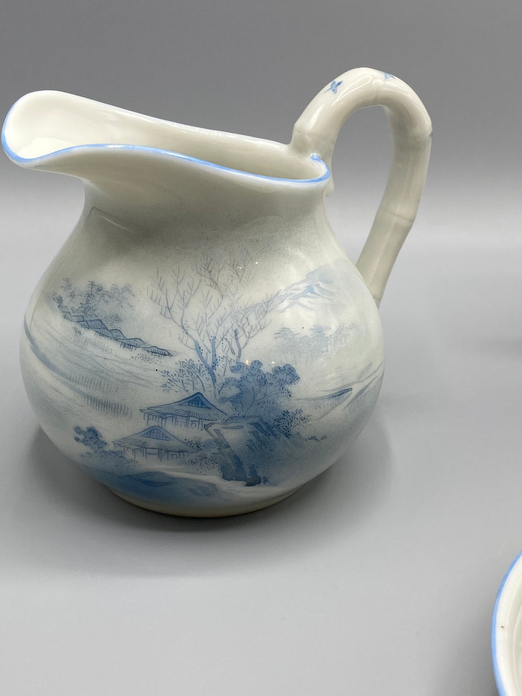 Pot à lait japonais Meiji – paysage bleu pâle, mesure hauteur environ 10 cm