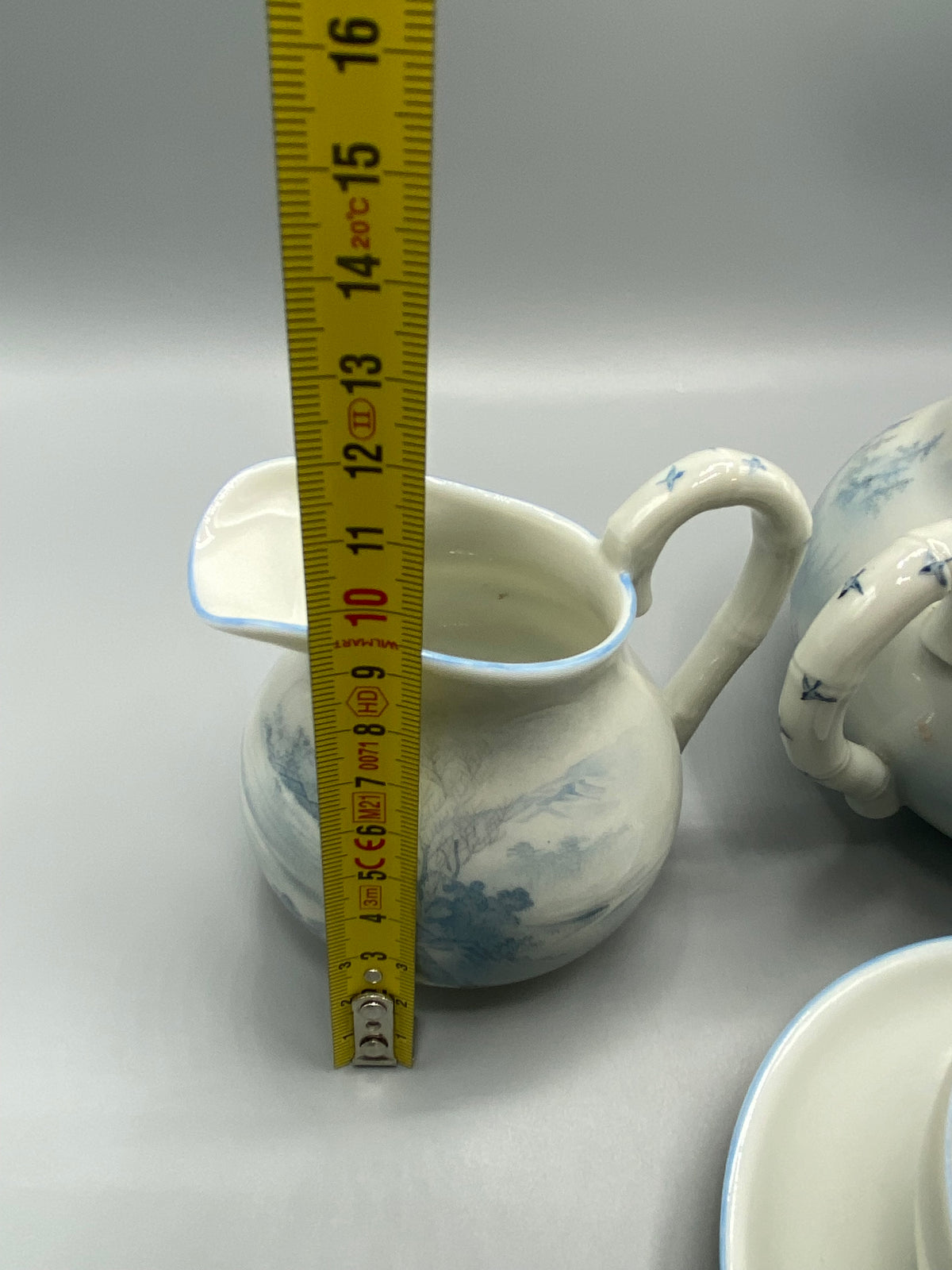 Détail intérieur tasse japonaise Meiji – oiseaux bleus franchissant la bordure