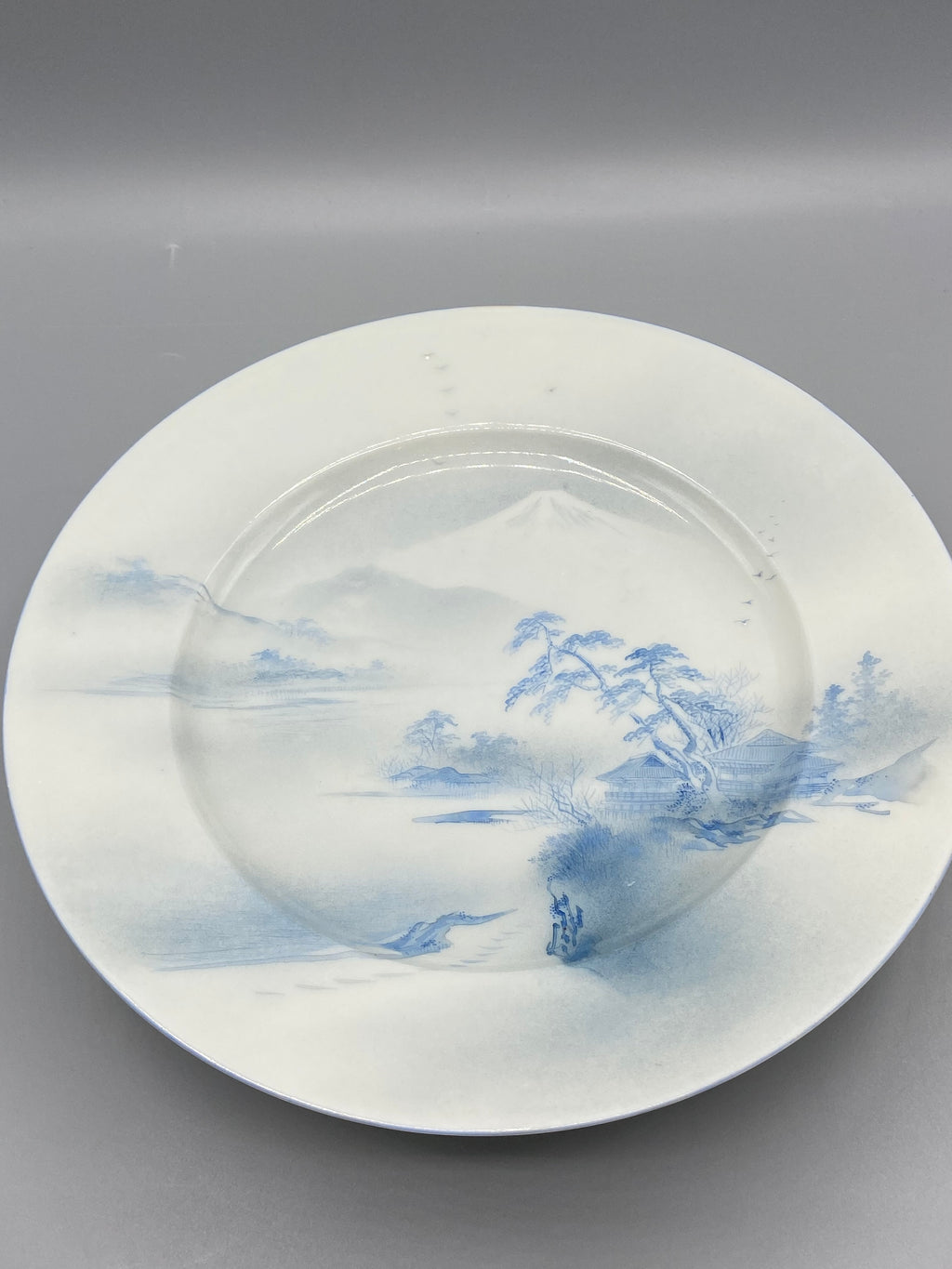 Coupe sur piédouche porcelaine japonaise Meiji – vue de face, paysage bleu et blanc vaporeux