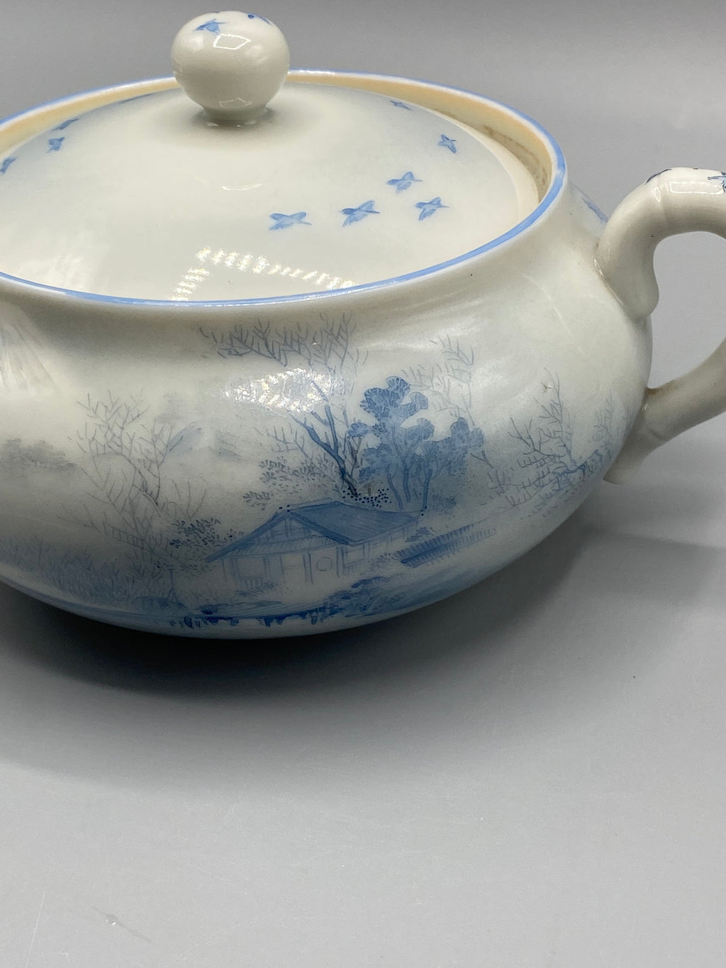 Marque Dai Nippon et inscription en relief – fond sucrier porcelaine japonaise Meiji
