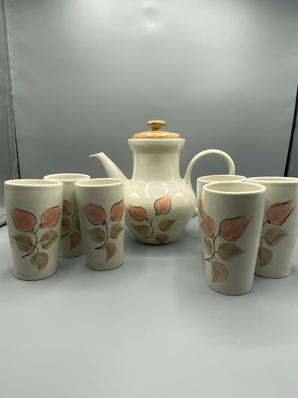 Service à café en grès Salins France – cafetière et 6 gobelets – décor floral rose