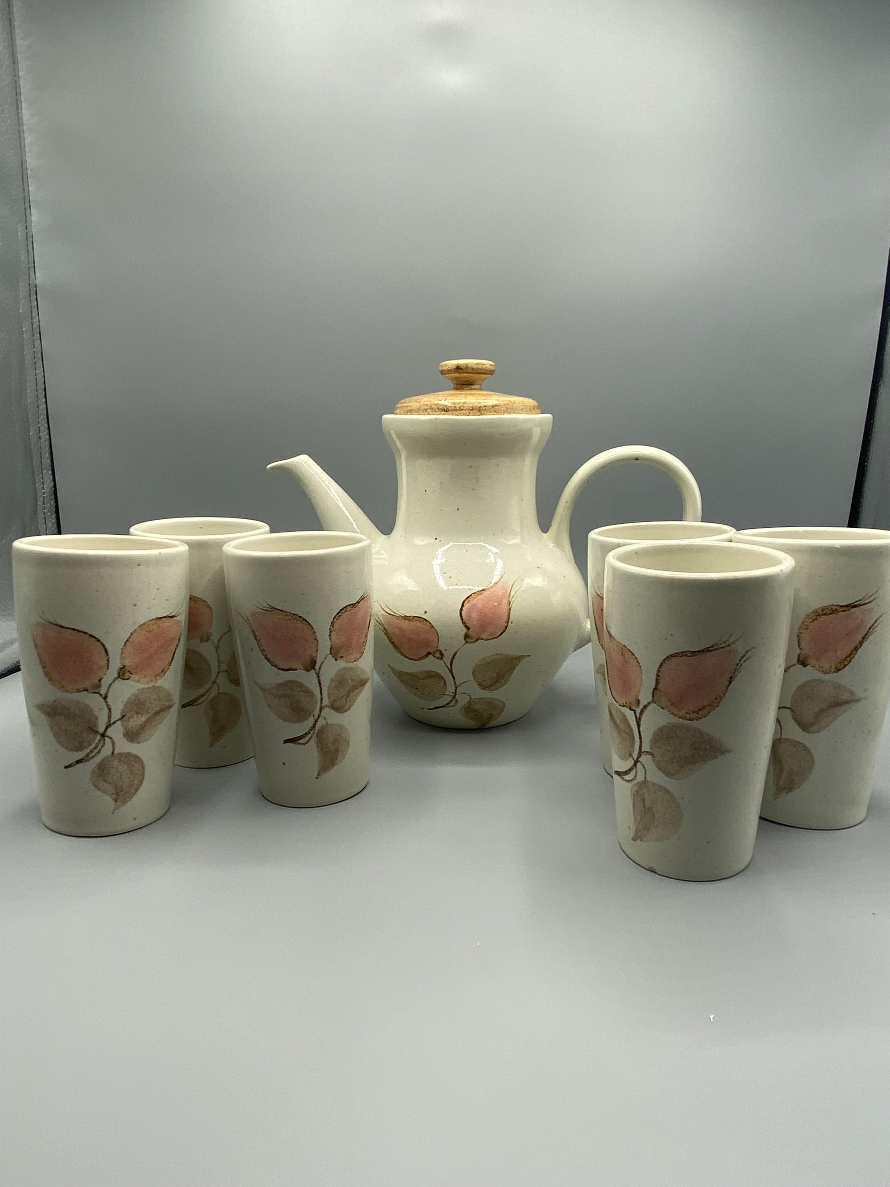 Service à café en grès Salins France – cafetière et 6 gobelets – décor floral rose