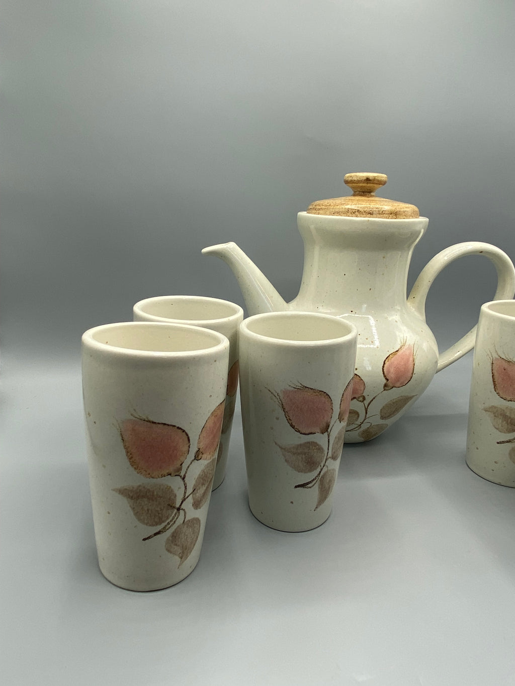 Service à café en grès Salins France – cafetière et 6 gobelets – décor floral rose