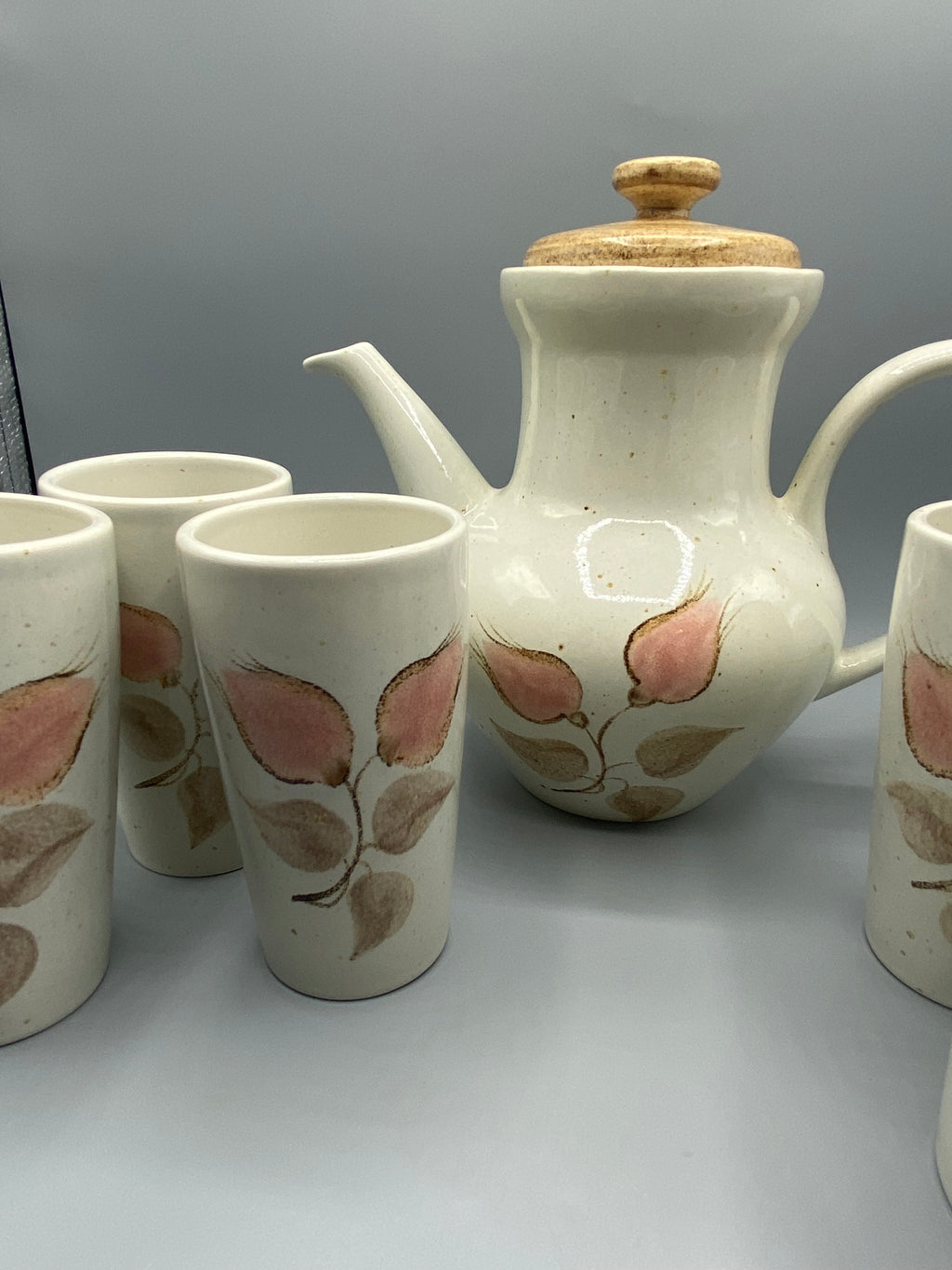 Service à café en grès Salins France – cafetière et 6 gobelets – décor floral rose