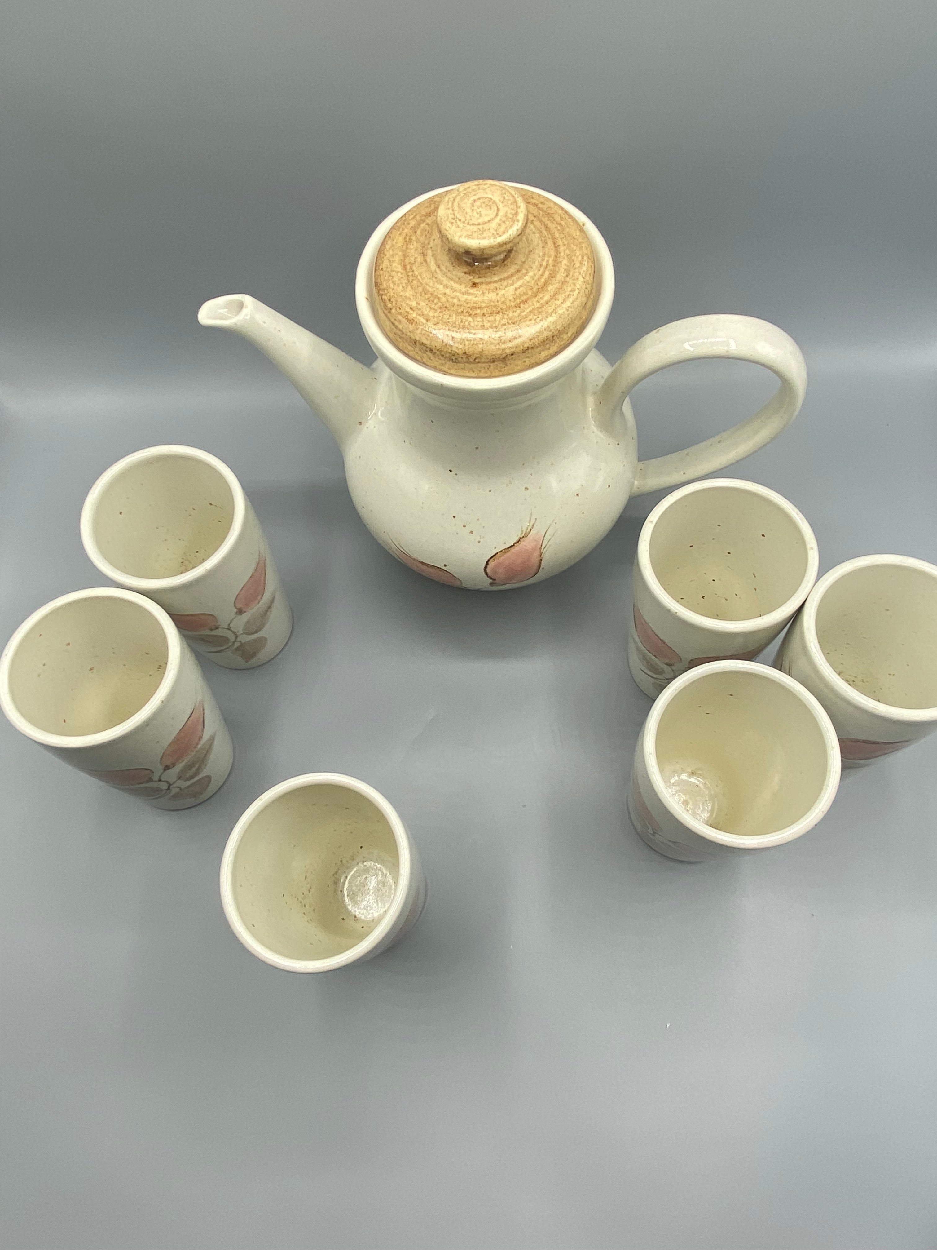 Service à café en grès Salins France – cafetière et 6 gobelets – décor floral rose