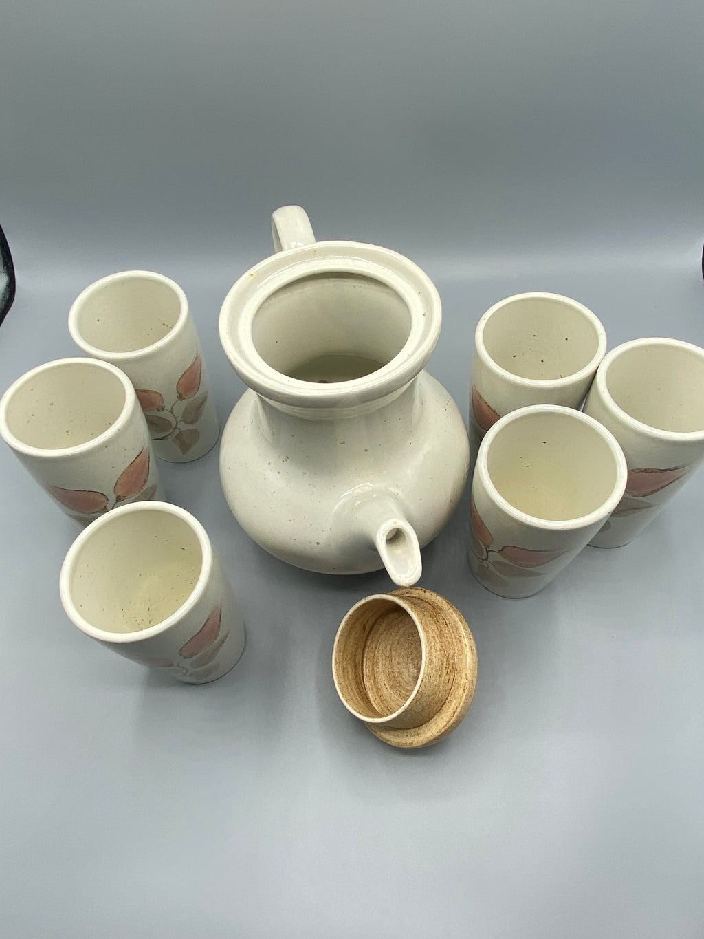Service à café en grès Salins France – cafetière et 6 gobelets – décor floral rose