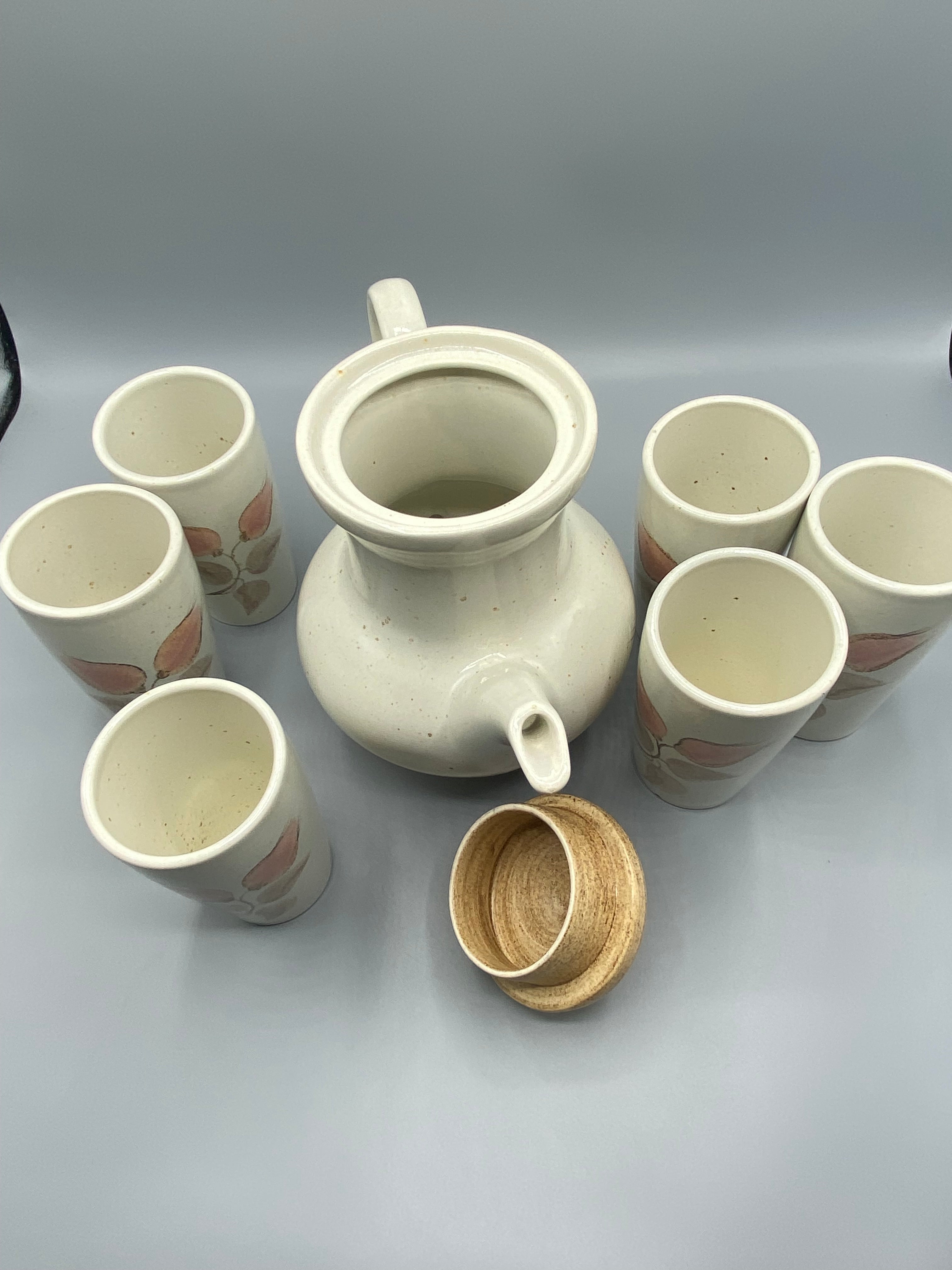 Service à café en grès Salins France – cafetière et 6 gobelets – décor floral rose