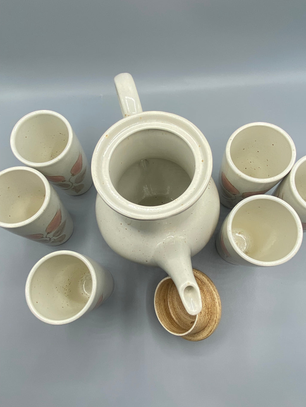 Service à café en grès Salins France – cafetière et 6 gobelets – décor floral rose