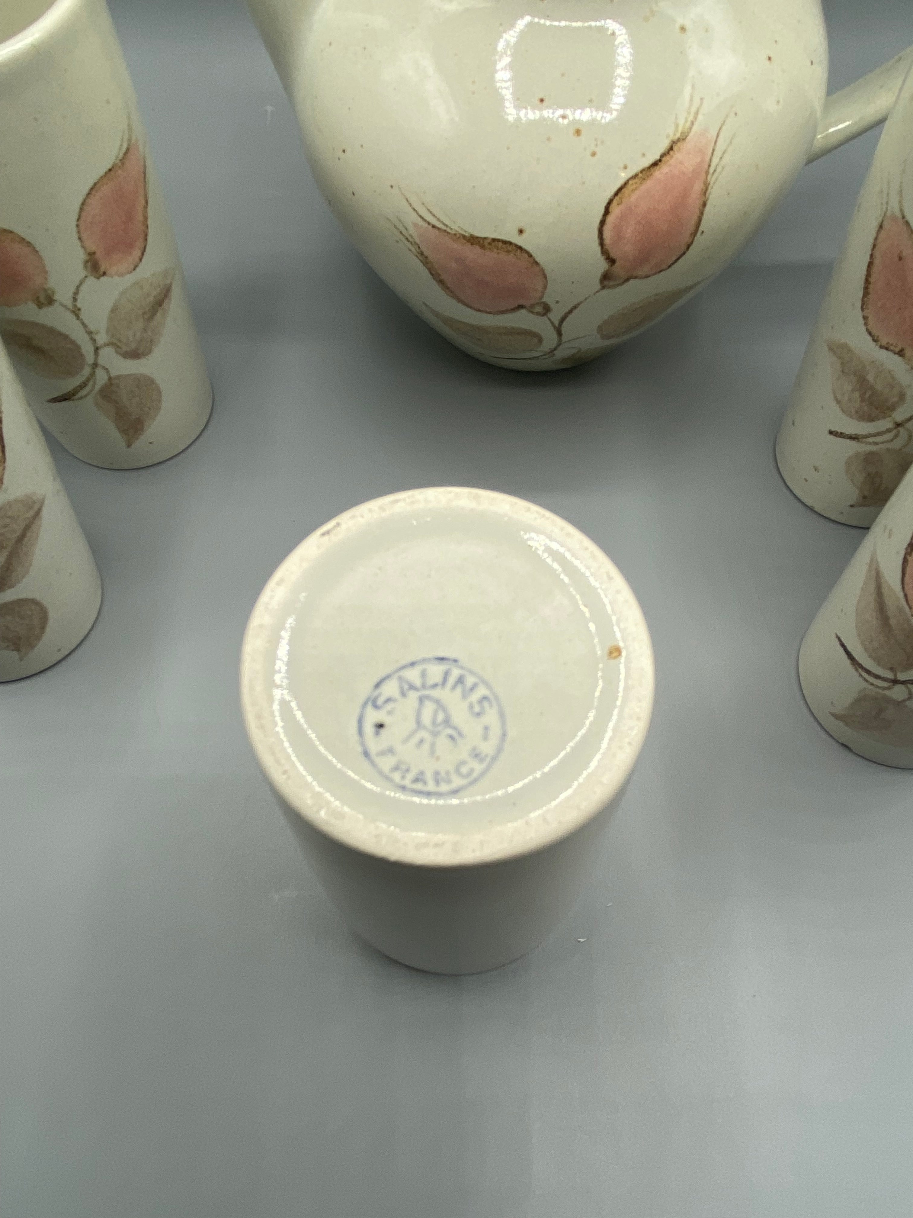 Service à café en grès Salins France – cafetière et 6 gobelets – décor floral rose
