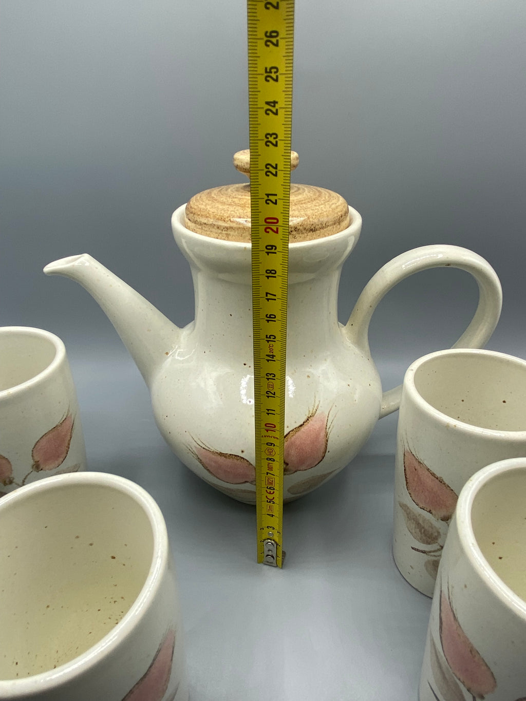 Service à café en grès Salins France – cafetière et 6 gobelets – décor floral rose