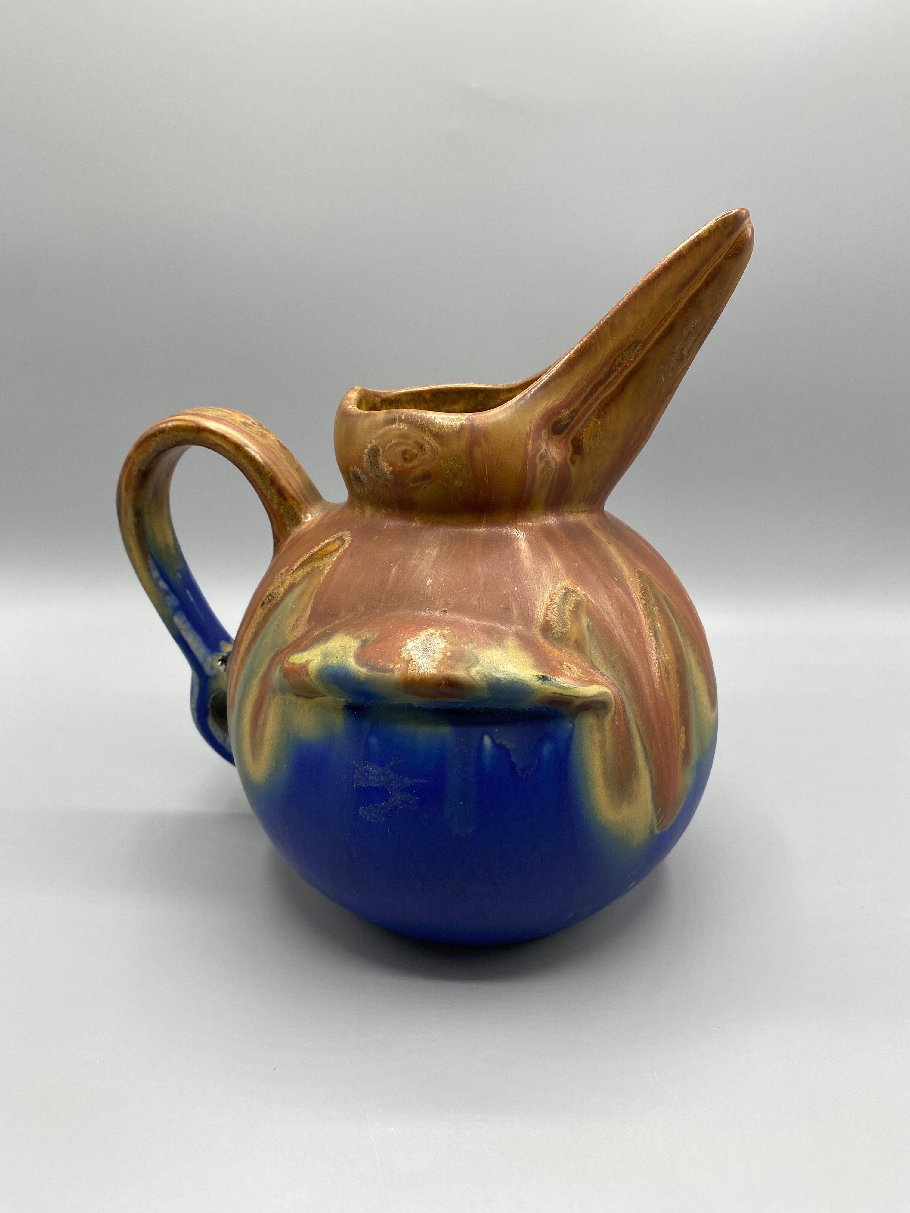 Pichet zoomorphe grès Méténier Gannat – vue de face, émaux flambés bleu cobalt et brun