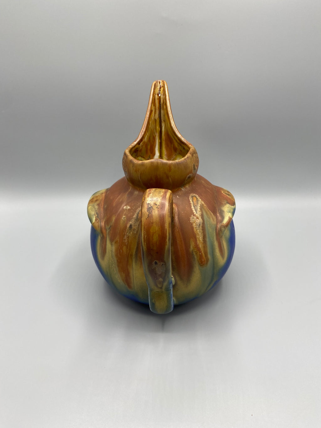 Détail émaux flambés brun ocre et bleu cobalt – pichet Méténier vers 1920