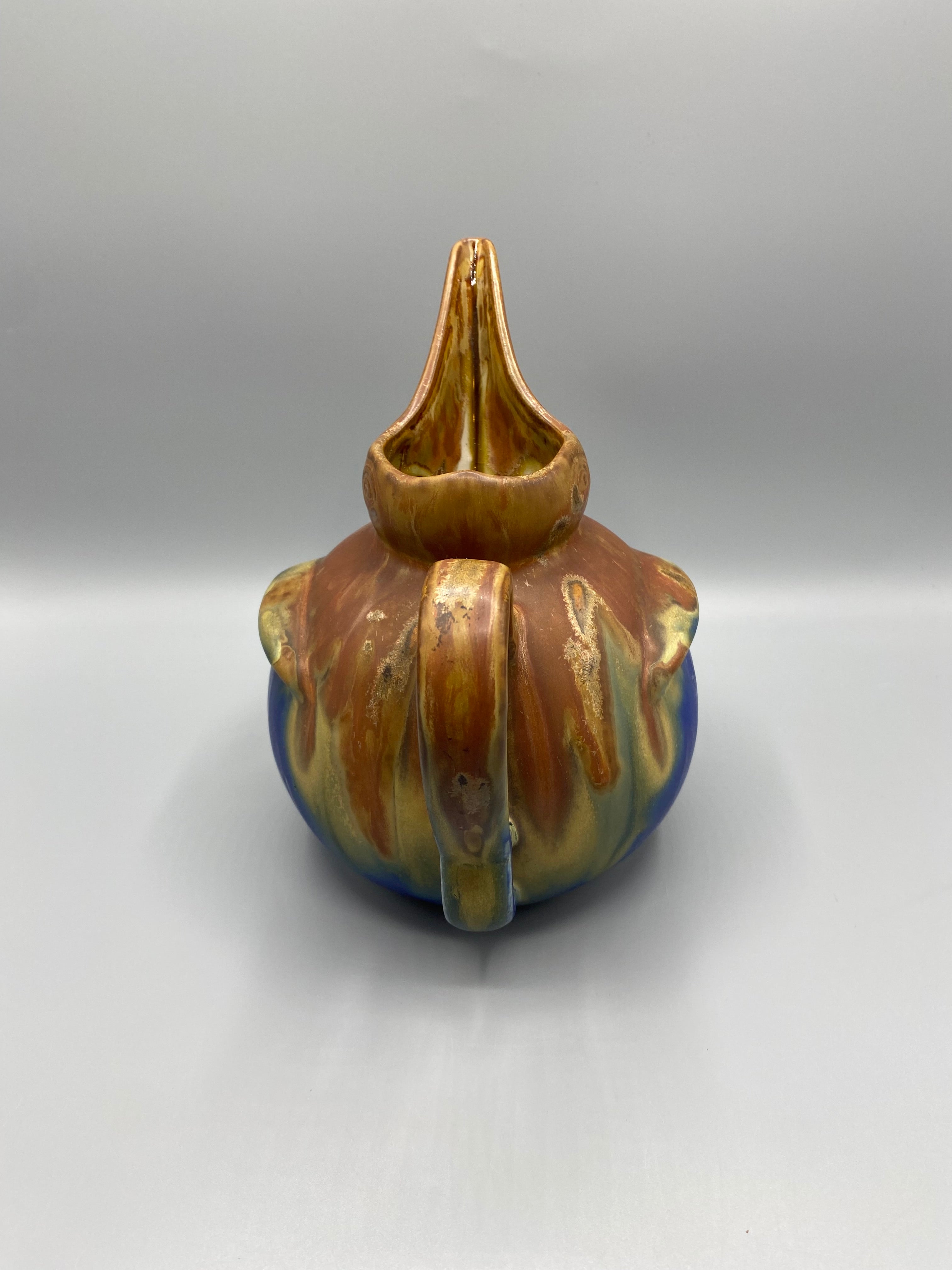 Détail émaux flambés brun ocre et bleu cobalt – pichet Méténier vers 1920