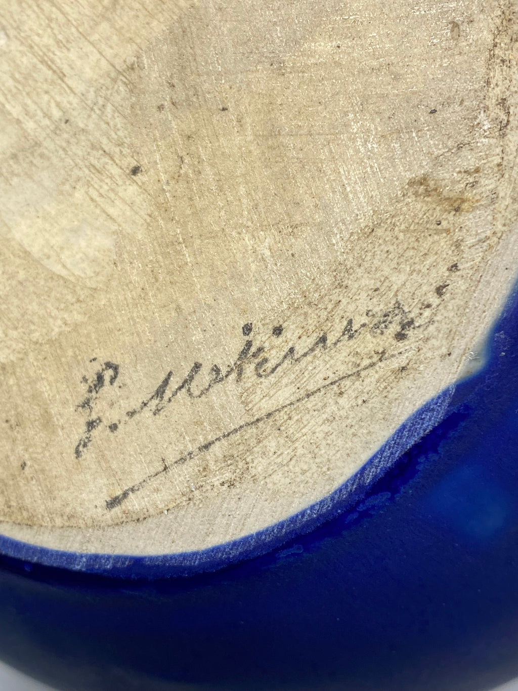 Vue de profil pichet Méténier – panse sphérique, col zoomorphe, anse bleue