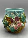 Cache-pot barbotine Art nouveau – vue de face, décor vannerie jaune miel et fleur rose en relief