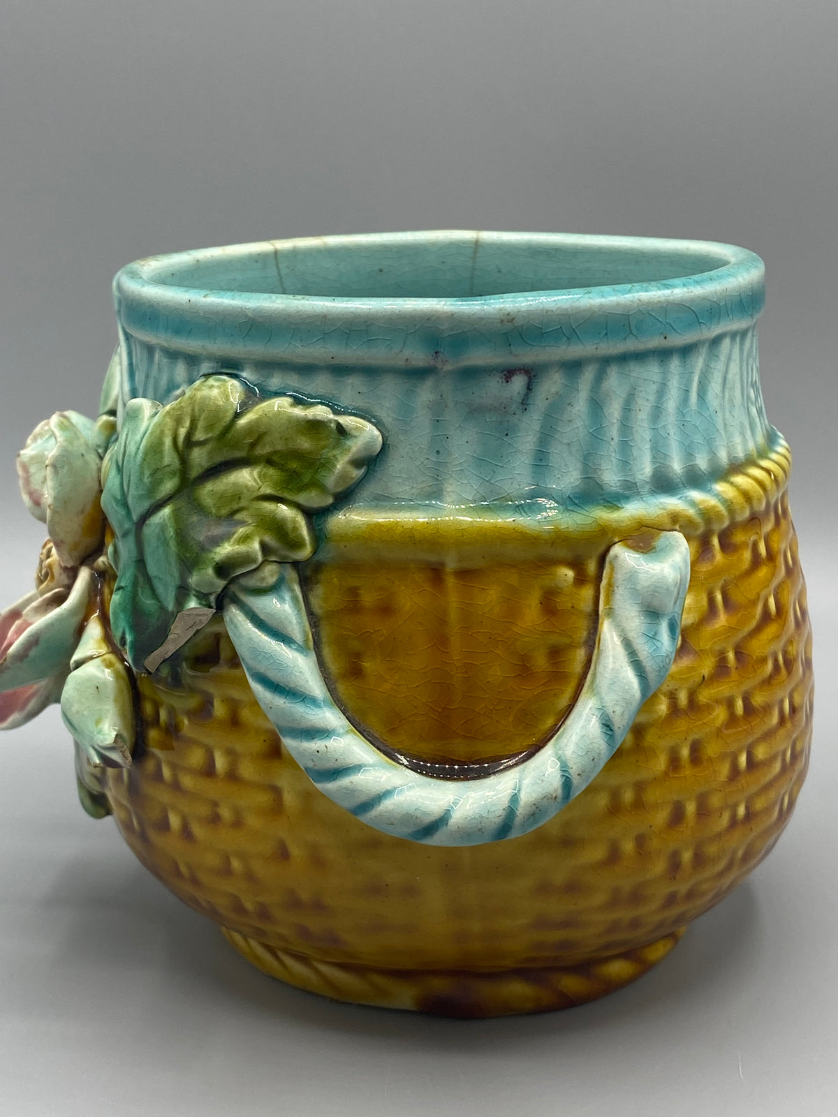 Détail col et intérieur émaillé turquoise – craquelure ancienneté visible