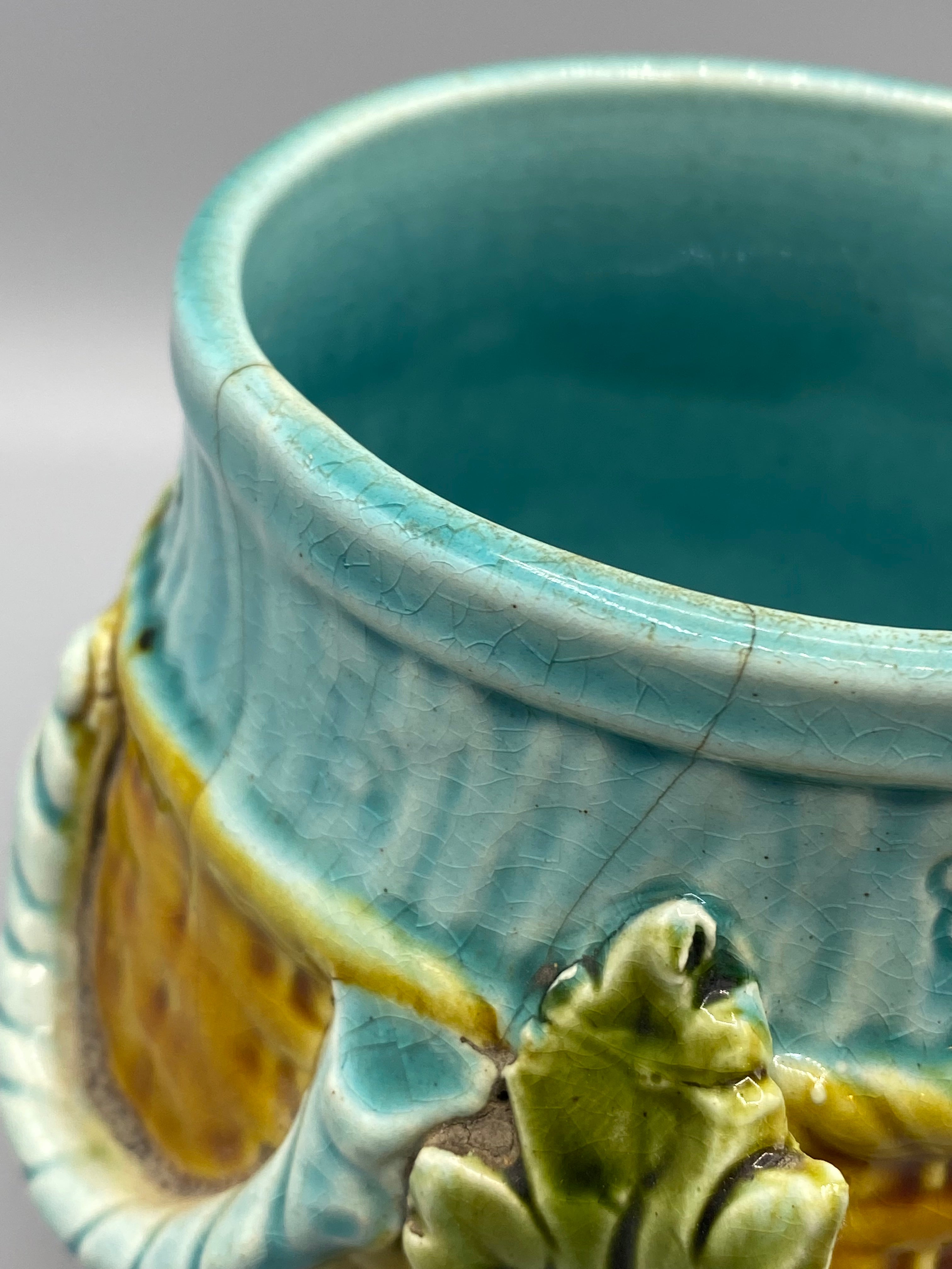 Détail anse ruban tressé bleu-vert – cache-pot barbotine Art nouveau