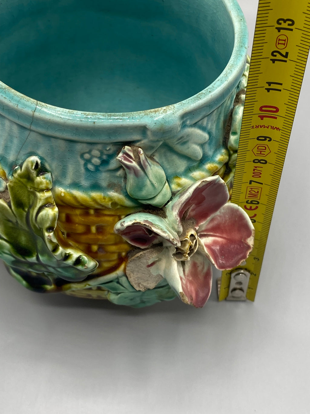Vue d'ensemble cache-pot barbotine Art nouveau – décor floral et vannerie en relief
