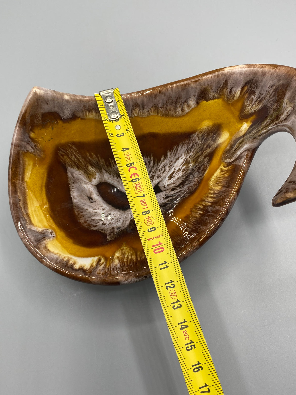 Vue de dessus coupe vide-poche Vallauris – intérieur jaune ambre et coulures brun-gris