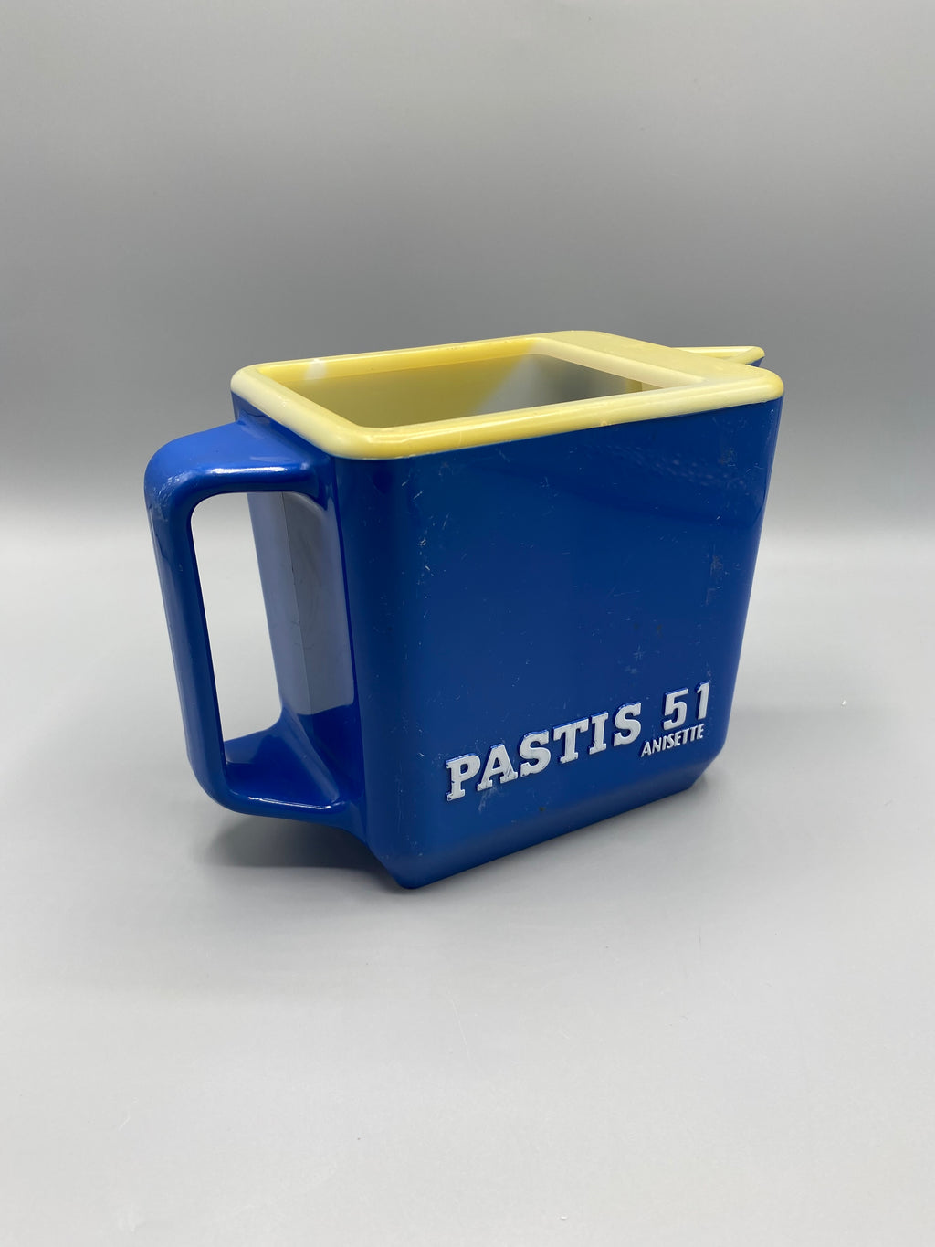 Pichet publicitaire Pernod 45 Pastis 51 – face bec verseur