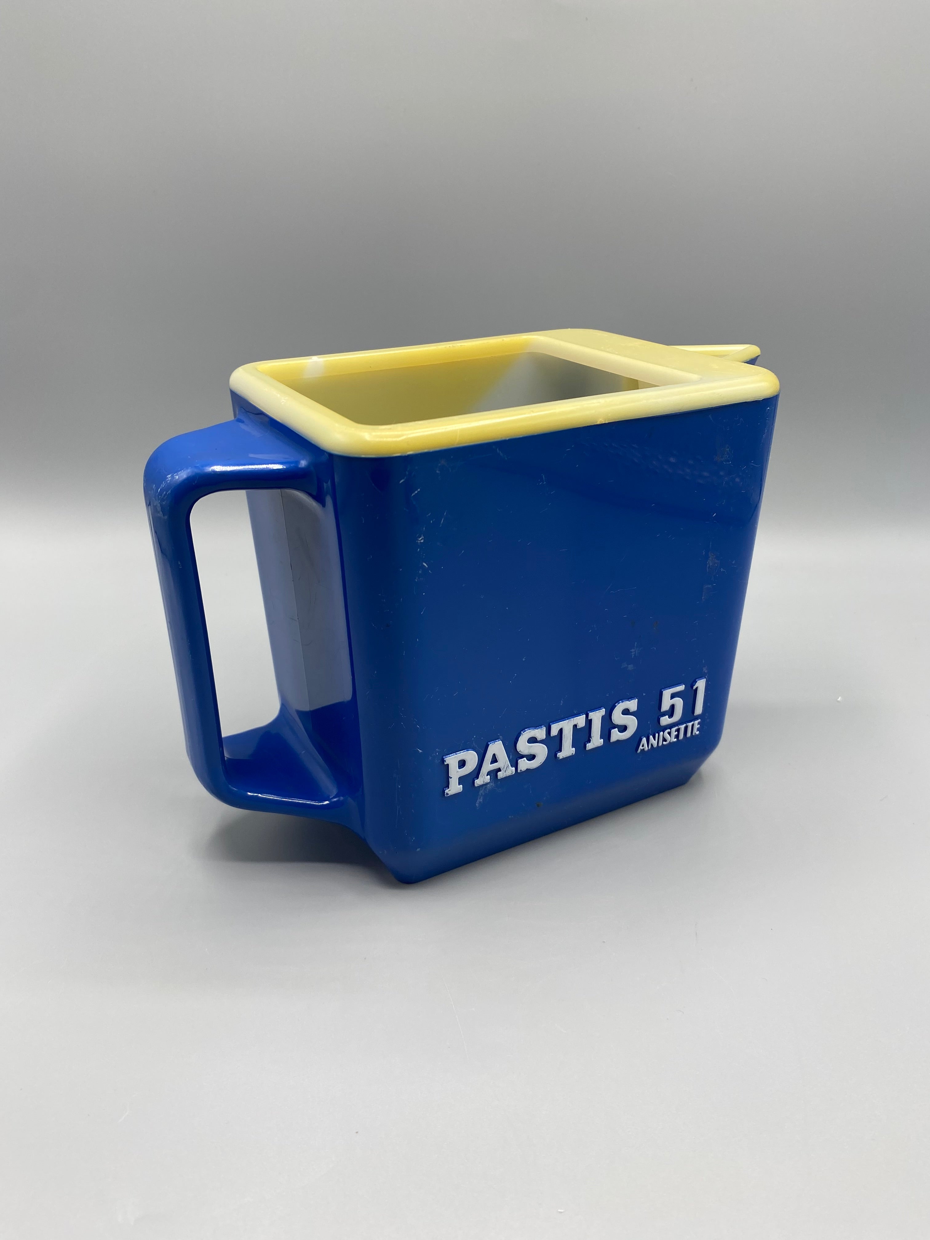 Pichet publicitaire Pernod 45 Pastis 51 – face bec verseur