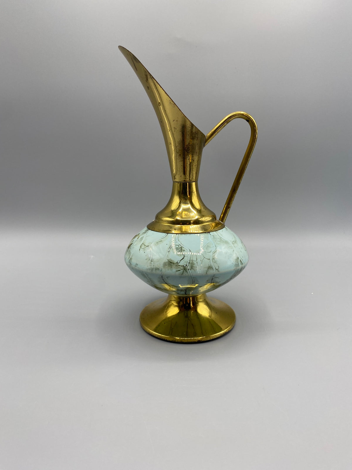 Aiguière verre craquelé bleu et laiton doré – vue de face