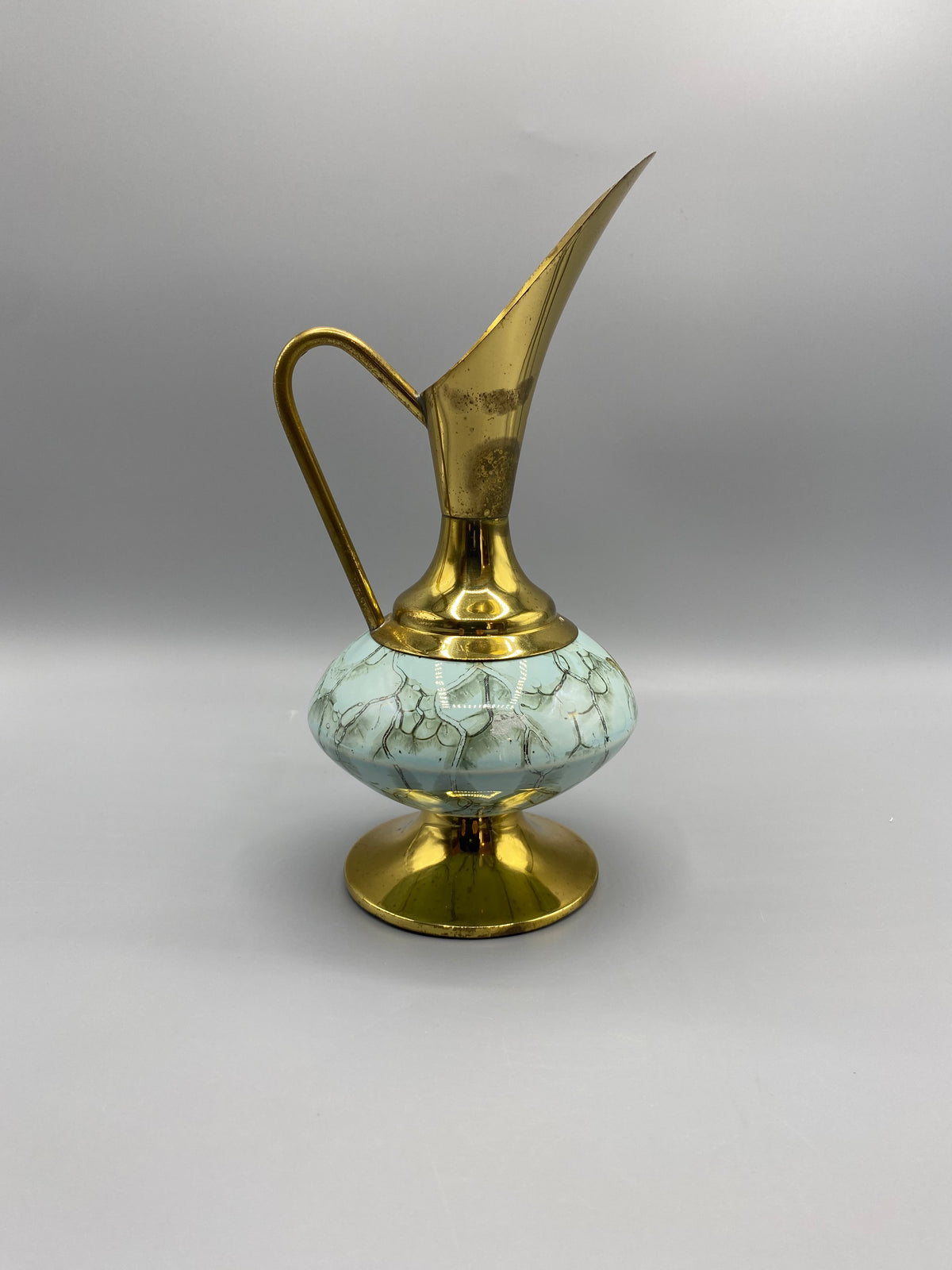 Aiguière verre craquelé bleu et laiton doré – vue de côté