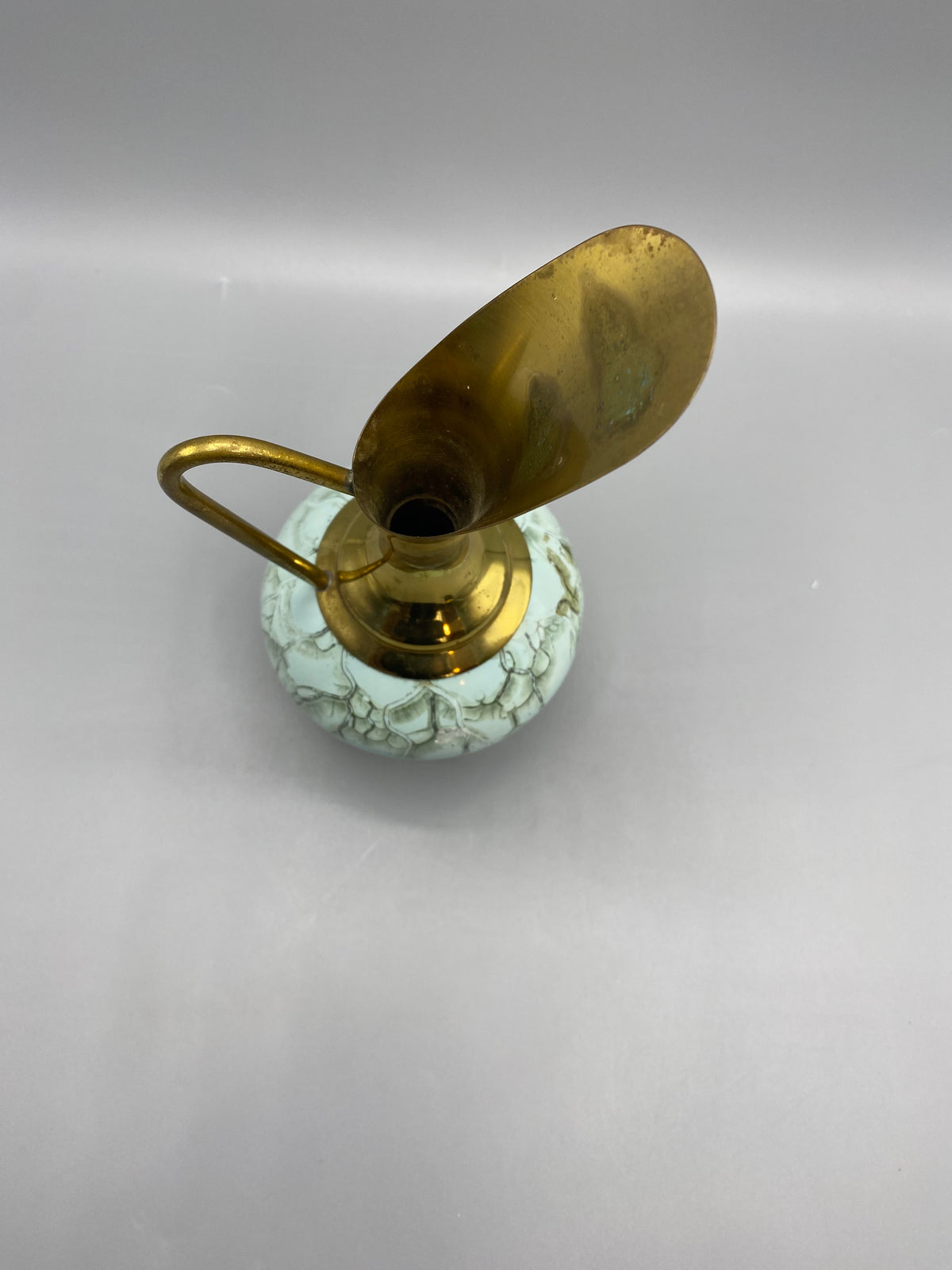 Aiguière verre craquelé bleu et laiton doré – vue du dessus