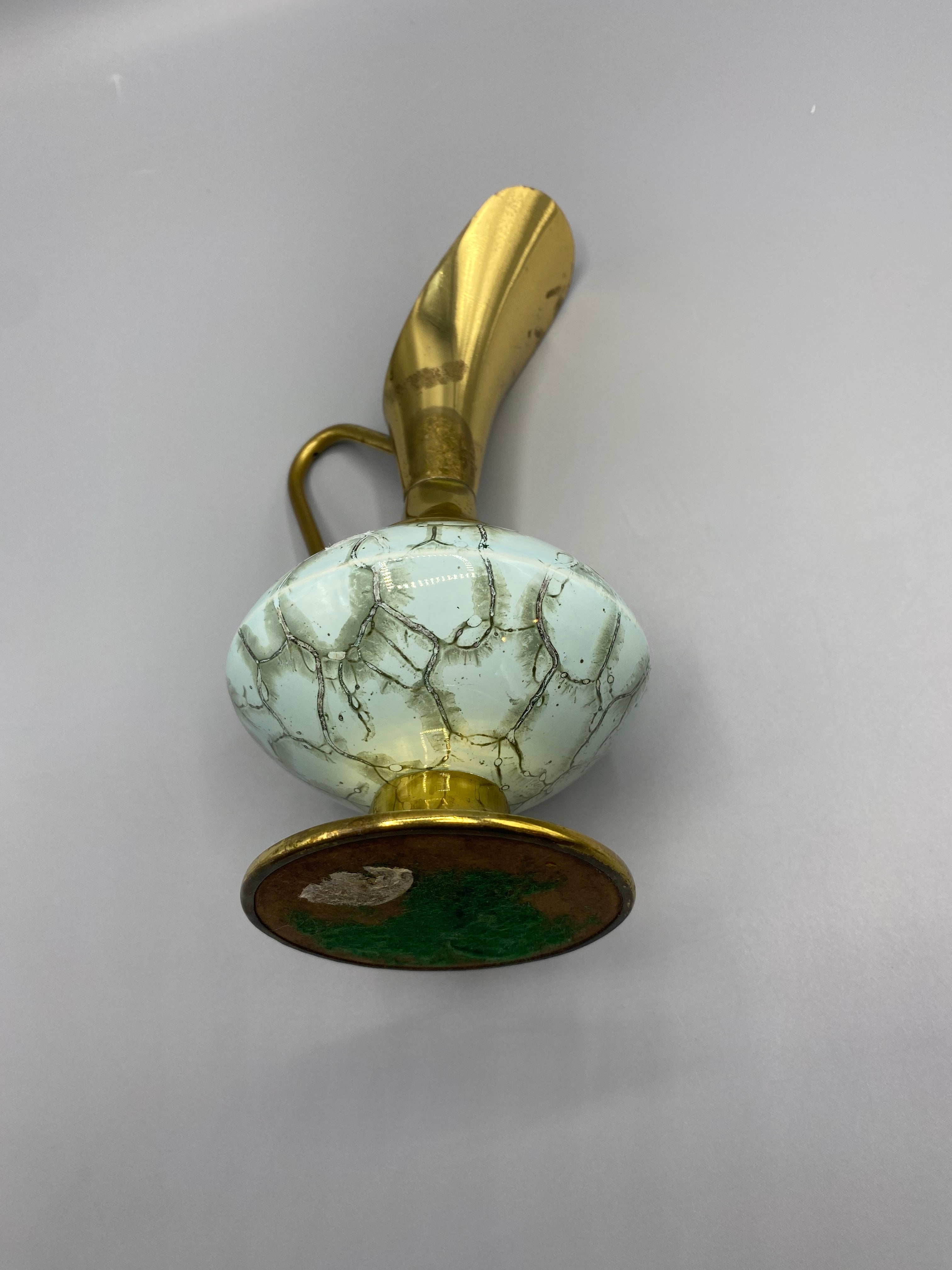 Aiguière verre craquelé bleu et laiton doré – vue du dessous