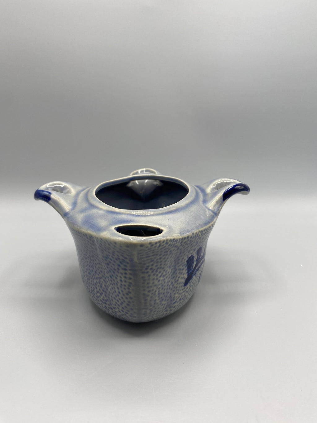 Saucière céramique gris-bleu moucheté – vue de face avec couvercle